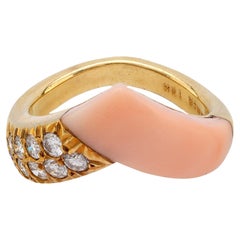 Anillo francés Van Cleef & Arpels de oro amarillo de 18 quilates con coral y diamantes