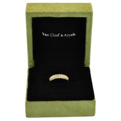 Van Cleef & Arpels, French, demi-anneau en or jaune 18 carats et diamants pavés