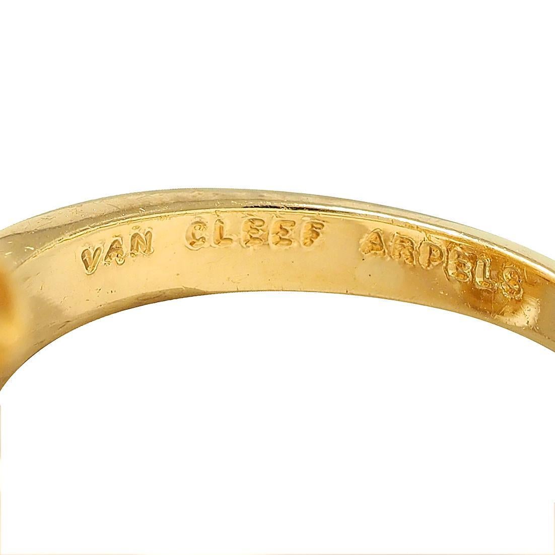 Van Cleef & Arpels, bague bypass Trefle en or jaune 18 carats avec rubis et diamants français en vente 5
