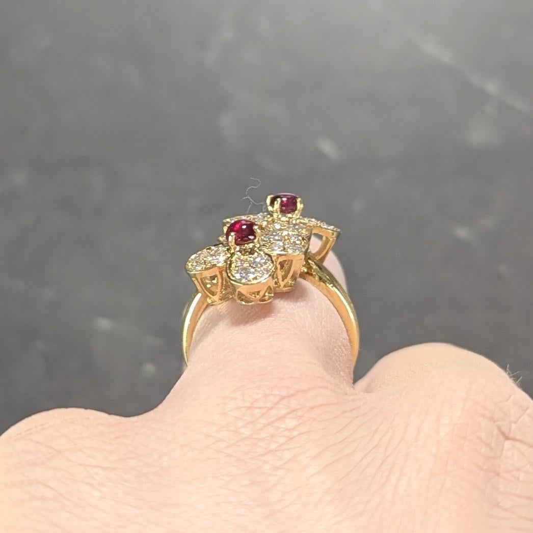 Van Cleef & Arpels, bague bypass Trefle en or jaune 18 carats avec rubis et diamants français en vente 6