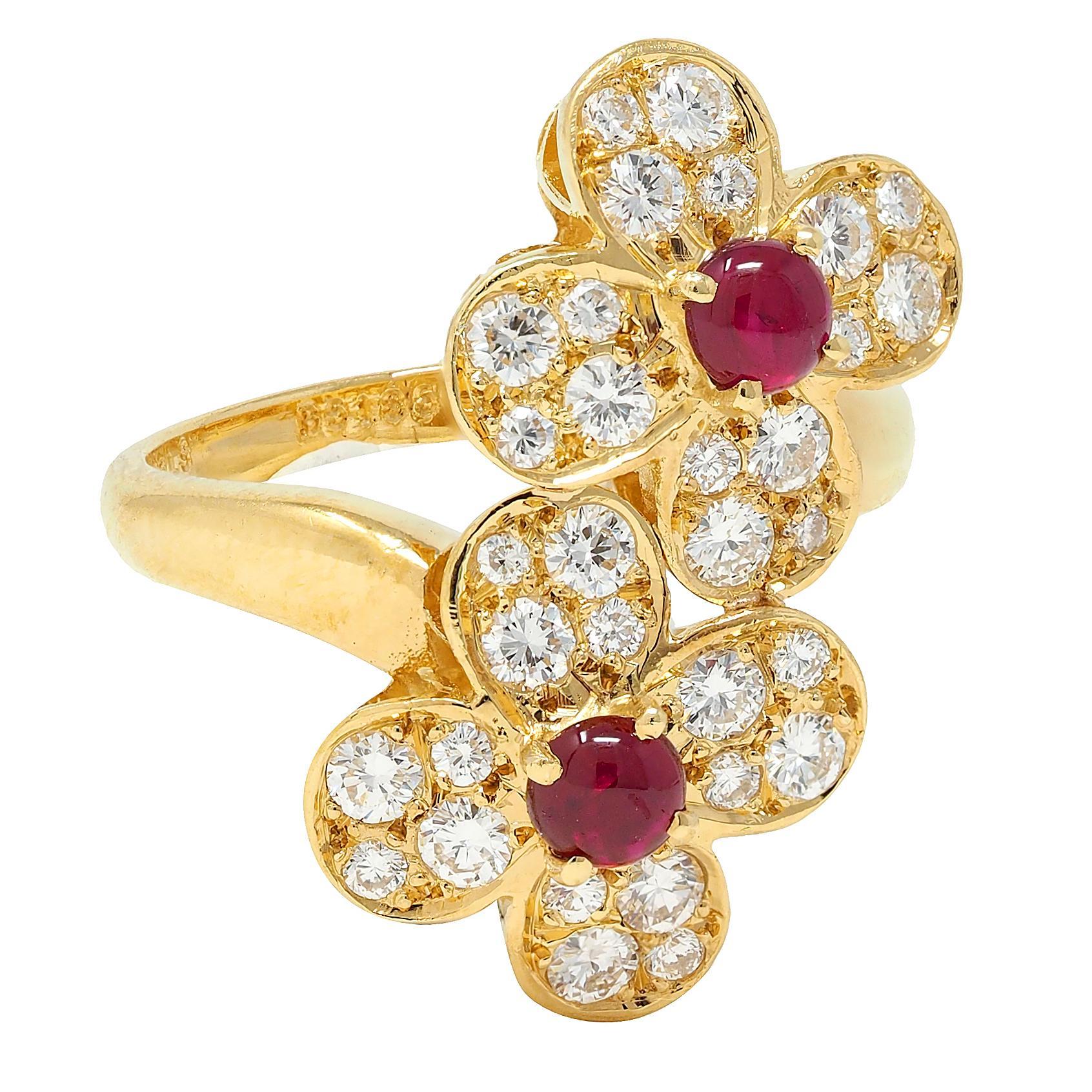 Taille cabochon Van Cleef & Arpels, bague bypass Trefle en or jaune 18 carats avec rubis et diamants français en vente