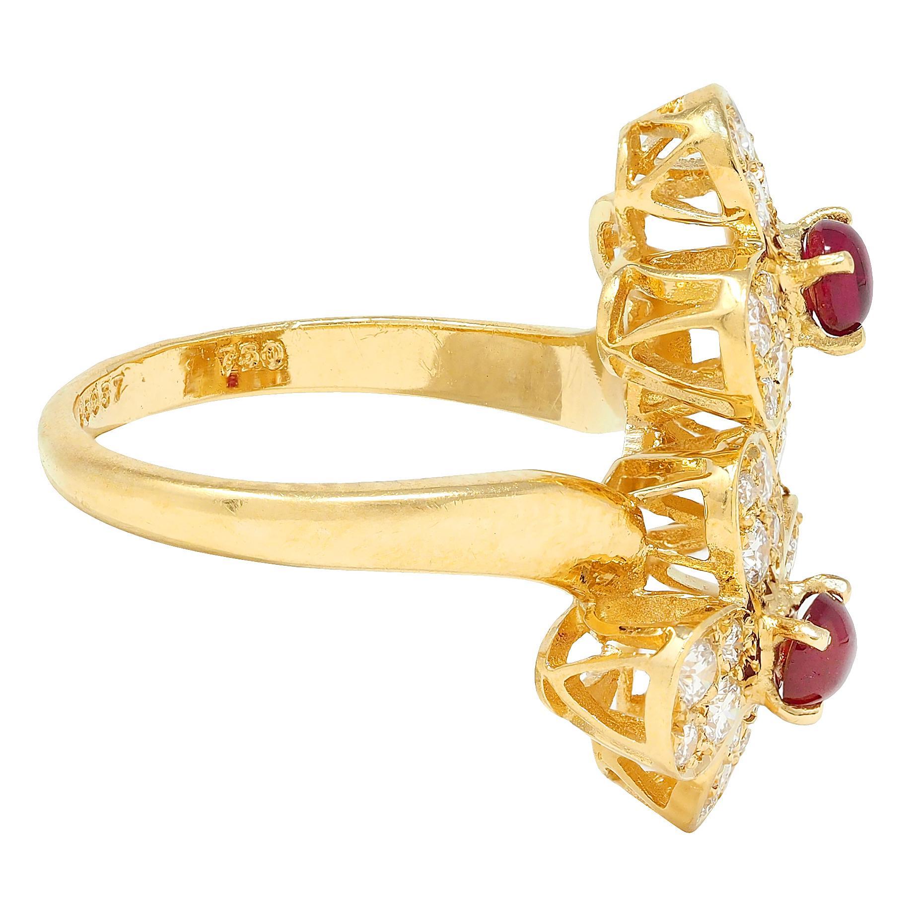 Van Cleef & Arpels, bague bypass Trefle en or jaune 18 carats avec rubis et diamants français Excellent état - En vente à Philadelphia, PA