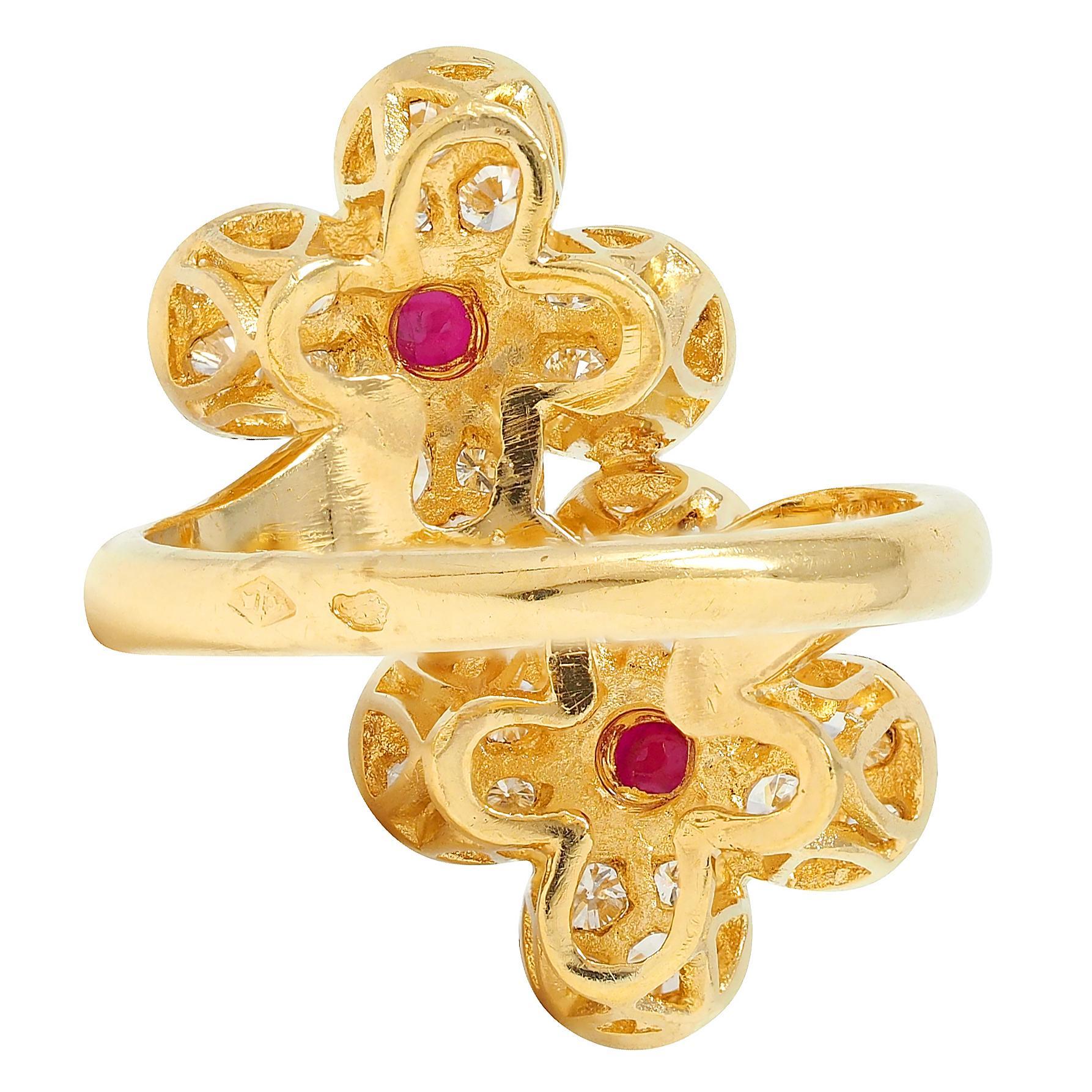 Van Cleef & Arpels, bague bypass Trefle en or jaune 18 carats avec rubis et diamants français Unisexe en vente