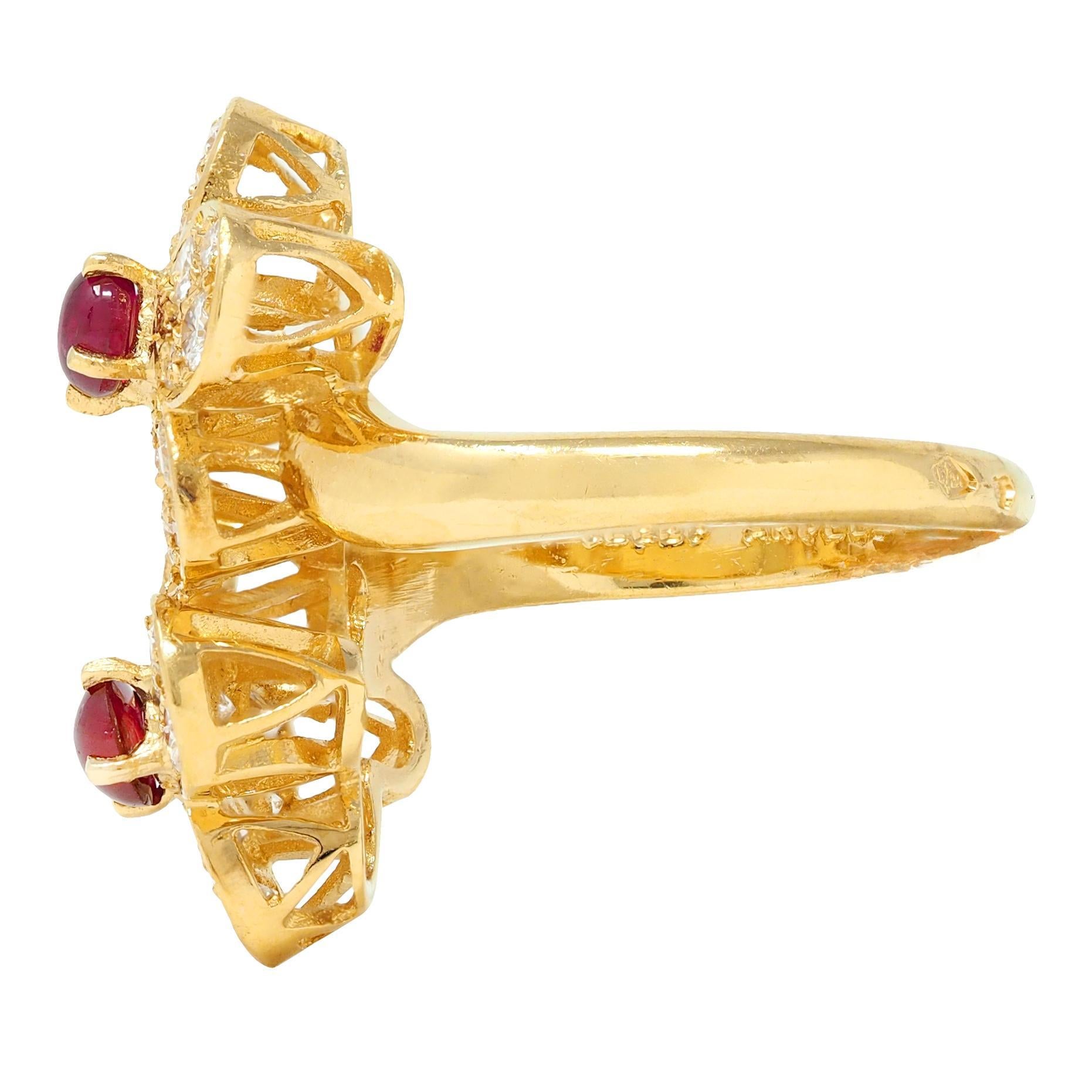 Van Cleef & Arpels, bague bypass Trefle en or jaune 18 carats avec rubis et diamants français en vente 1