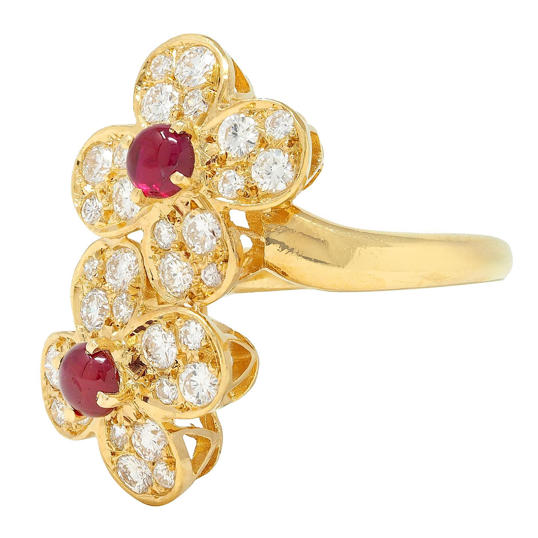 Van Cleef & Arpels, bague bypass Trefle en or jaune 18 carats avec rubis et diamants français en vente 2
