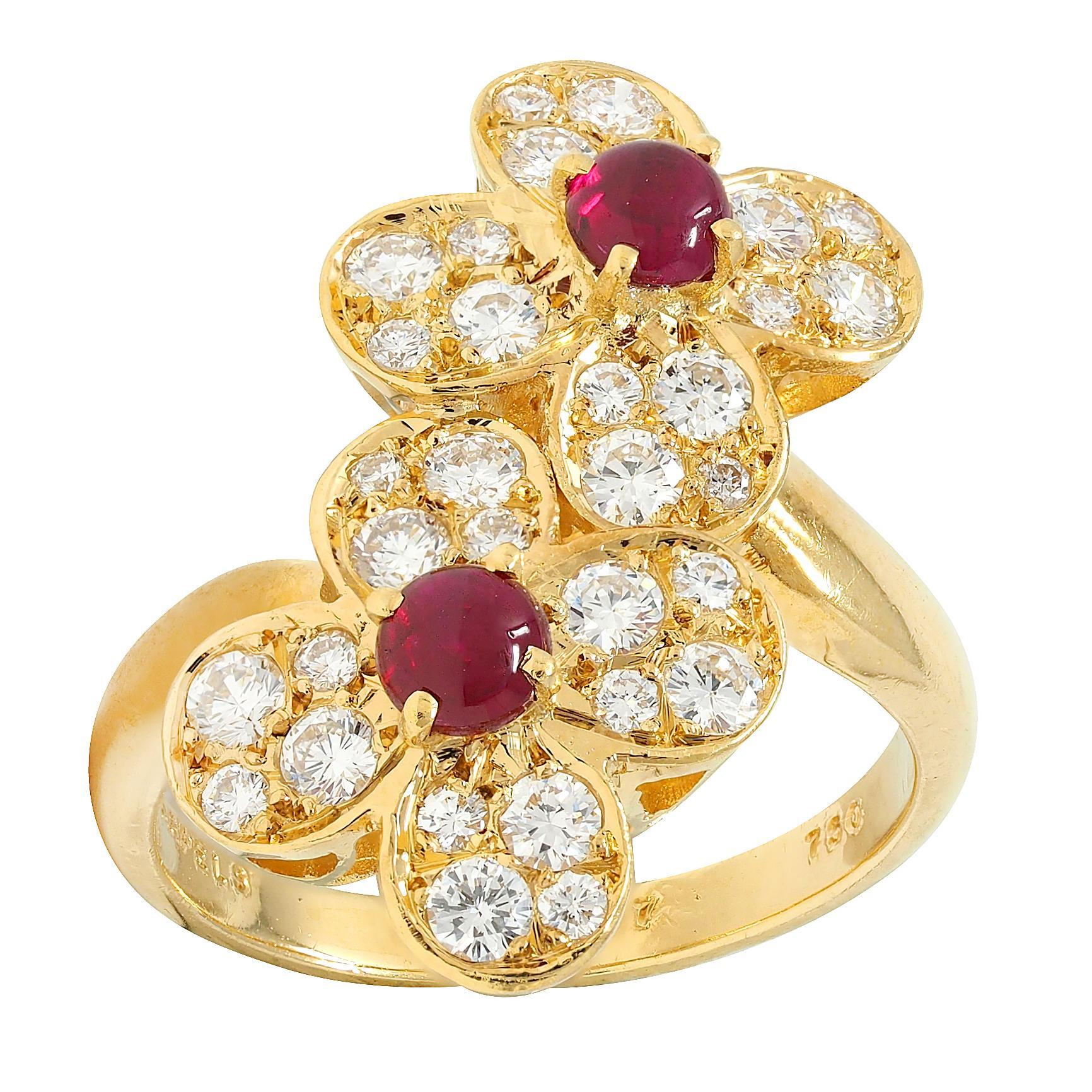 Van Cleef & Arpels, bague bypass Trefle en or jaune 18 carats avec rubis et diamants français en vente 3