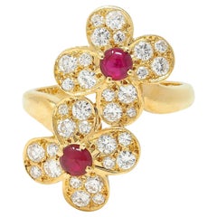 Van Cleef & Arpels, bague bypass Trefle en or jaune 18 carats avec rubis et diamants français