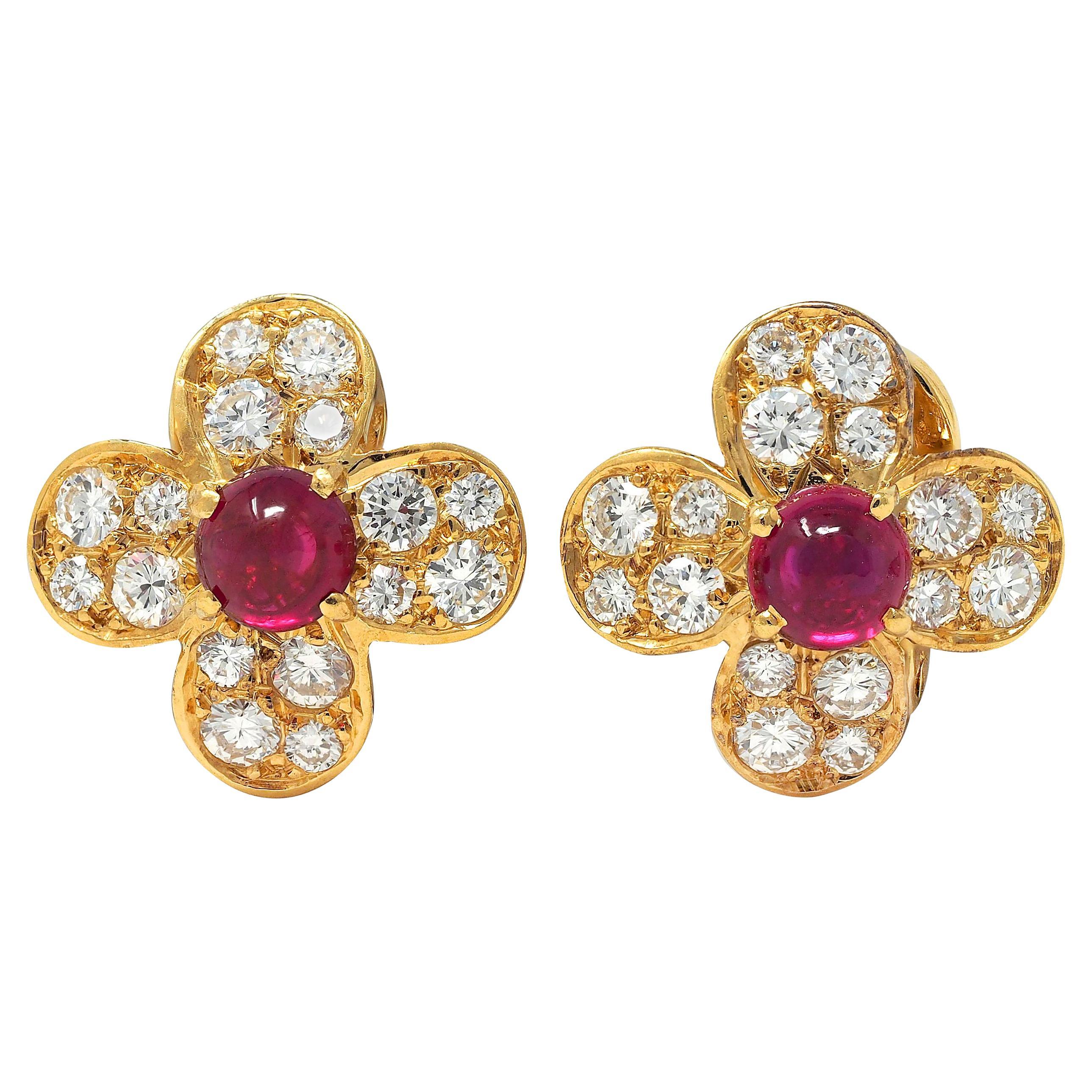Pendientes Alhambra de oro de 18 quilates con diamantes y rubíes franceses Van Cleef & Arpels