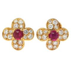 Pendientes Alhambra de oro de 18 quilates con diamantes y rubíes franceses Van Cleef & Arpels