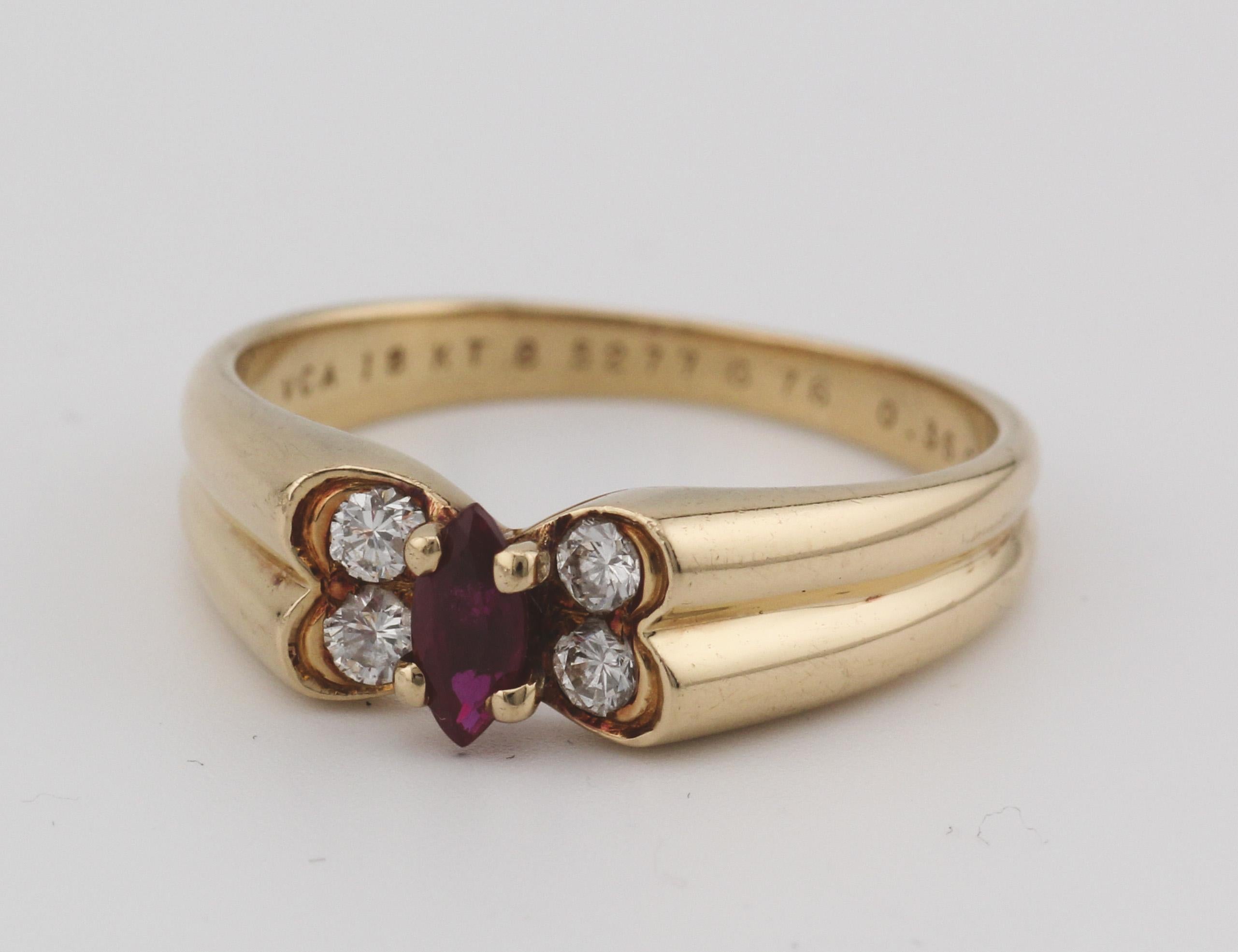 Der Van Cleef & Arpels French Ruby Diamond 18K Yellow Gold Butterfly Ring ist eine bezaubernde Symphonie aus Farbe, Glanz und Handwerkskunst, die die Essenz zeitloser Schönheit verkörpert. Dieser von der angesehenen französischen Manufaktur Van