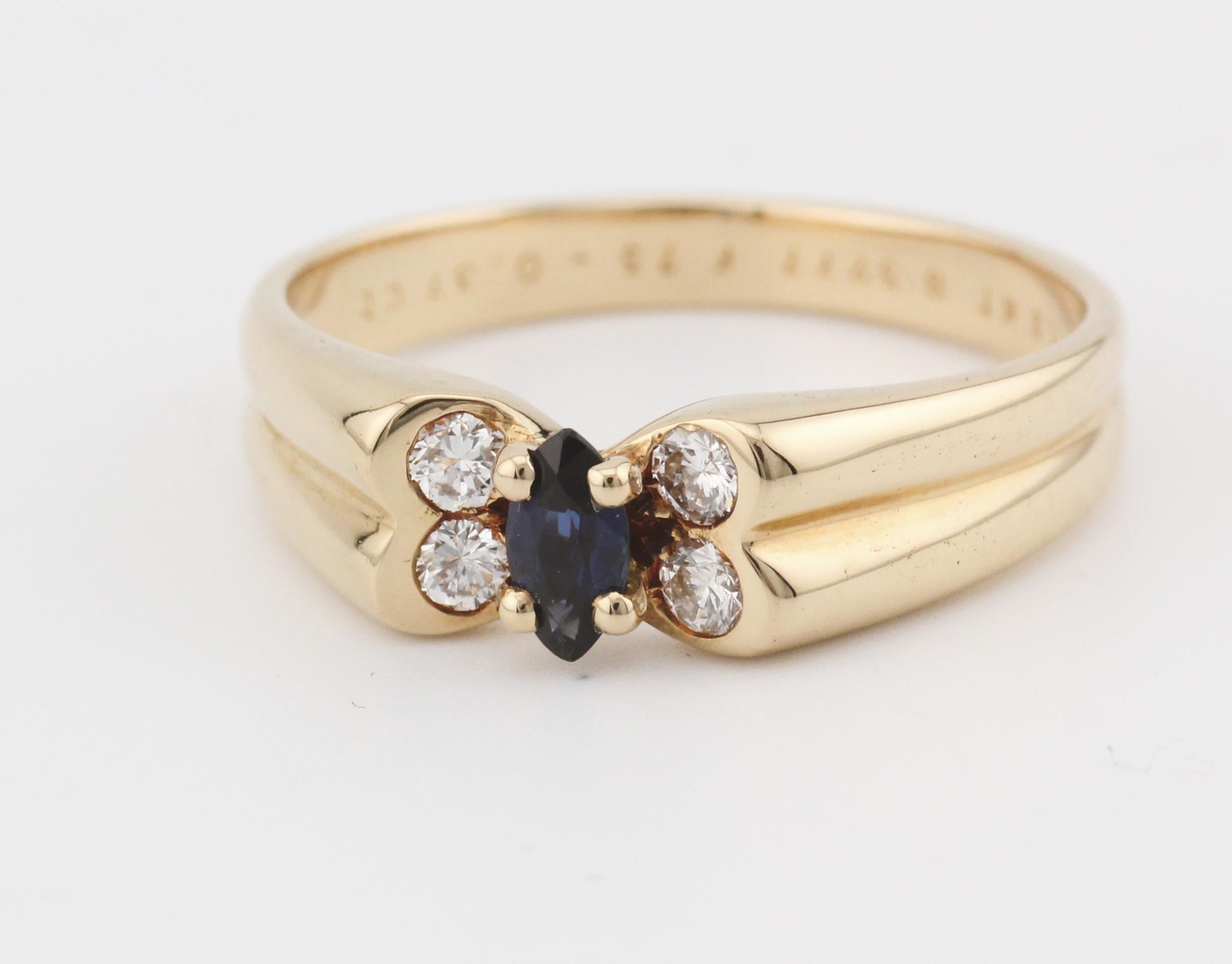 Der Van Cleef & Arpels French Sapphire Diamond 18K Gold Butterfly Ring ist eine bezaubernde Ode an die Schönheit der Natur und die exquisite Handwerkskunst des geschätzten französischen Hauses. Dieser Ring verkörpert die zeitlose Eleganz und den