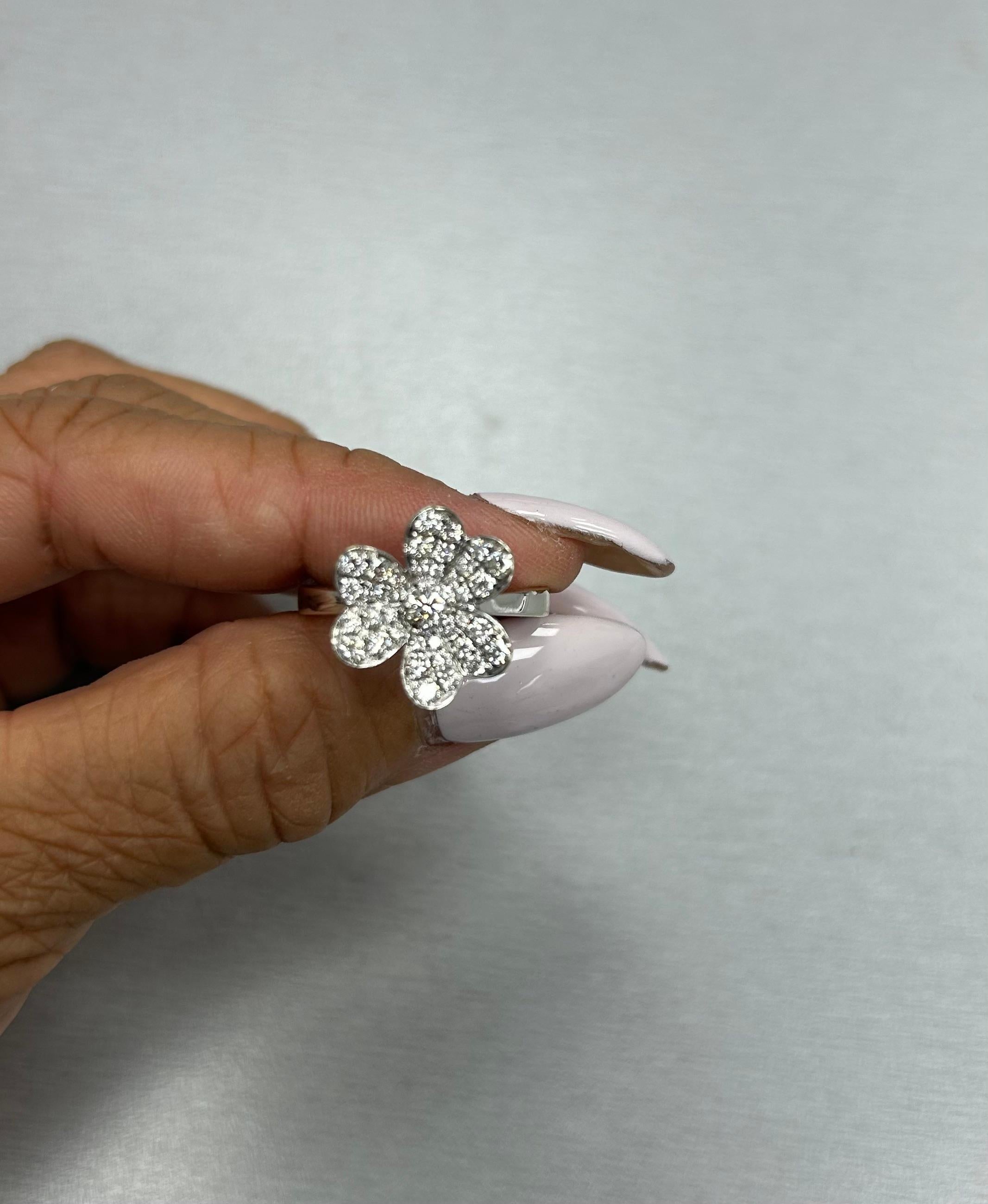 Van Cleef & Arpels Frivole 1 Flower Ring In Excellent Condition In New York, NY
