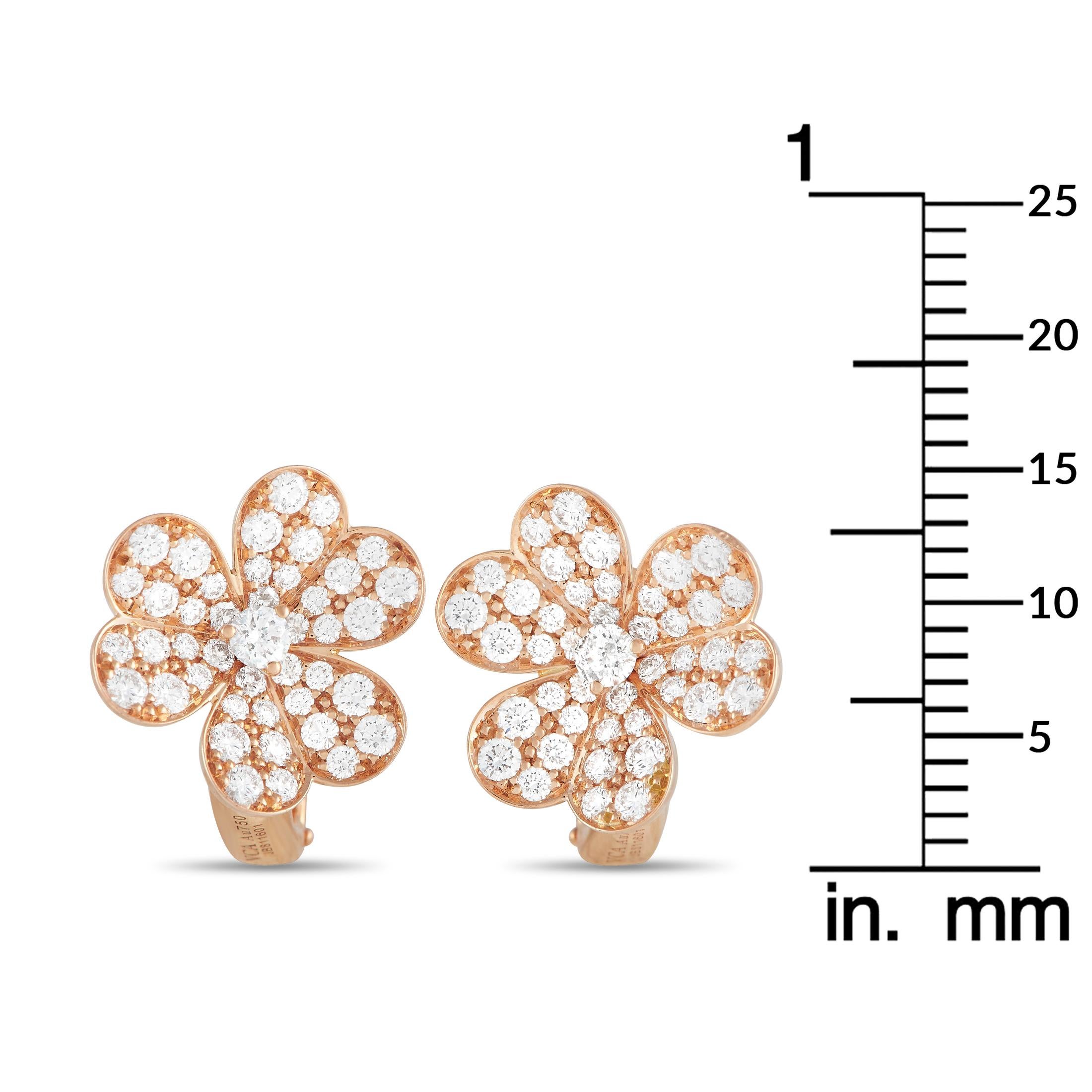 Die kleinen Frivole-Ohrringe aus Roségold von Van Cleef & Arpels verkörpern feminine Eleganz und bestechen durch ihr raffiniertes Funkeln. Es besteht aus drei herzförmigen Blütenblättern, die mit Diamanten besetzt sind und in der Mitte von einem