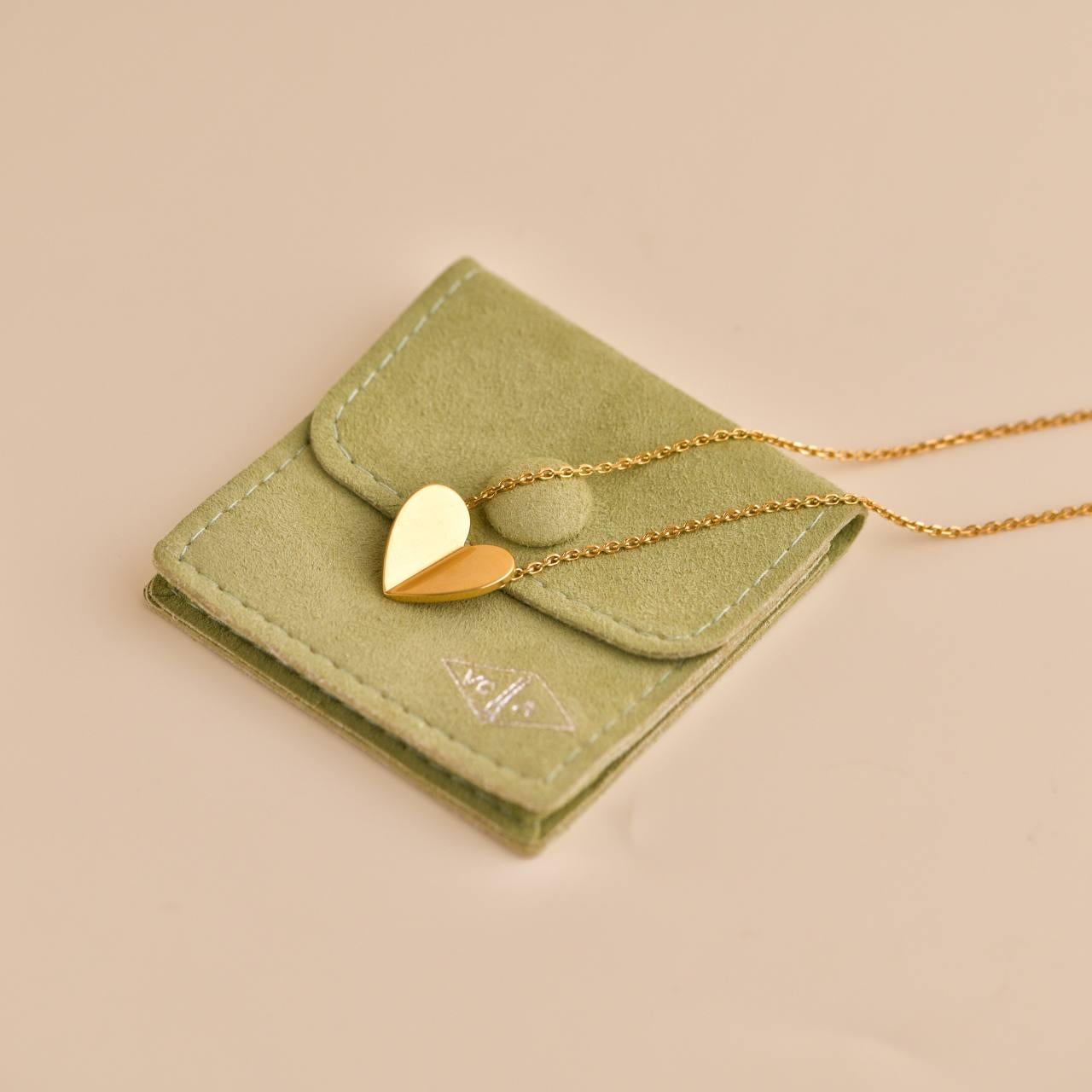 Ce rare collier à cœur Van Cleef & Arpels Frivole date des années 1980-1990 et n'est plus commercialisé. 

SKU	33301451
Livré avec	Pochette uniquement
Modèle	VCARD23800
Numéro de série	BL******
Métal	Or jaune 18k
Poids	Environ 6,03