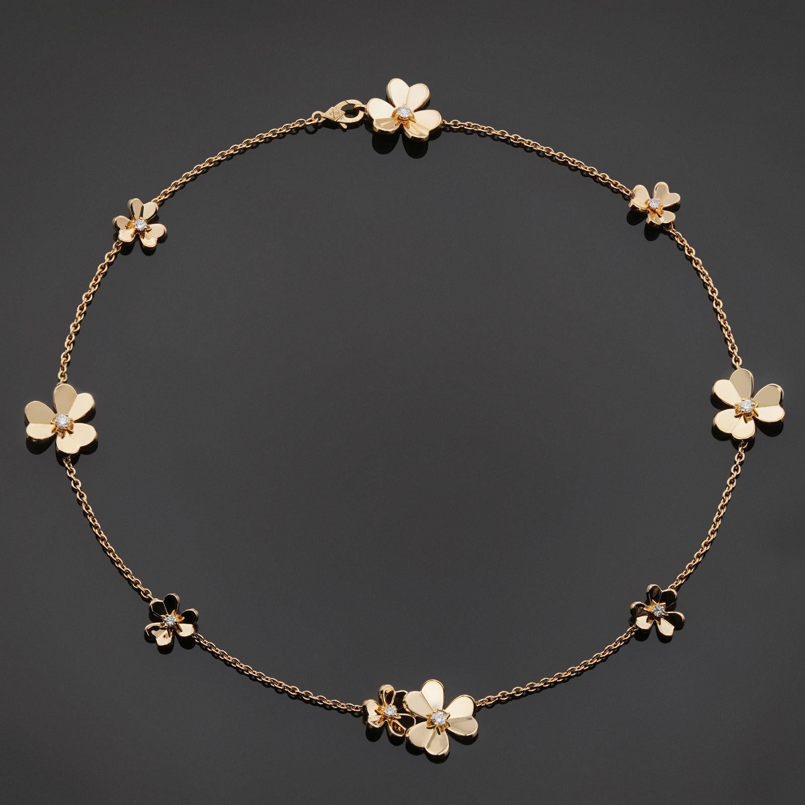 Dieses exquisite Collier von Van Cleef & Arpels aus der eleganten Kollektion Frivole ist aus 18 Karat Gelbgold gefertigt und besteht aus 9 mit Brillanten besetzten Blumen in Zackenfassung. Hergestellt in Frankreich. Erstklassiger Zustand. Kommt mit