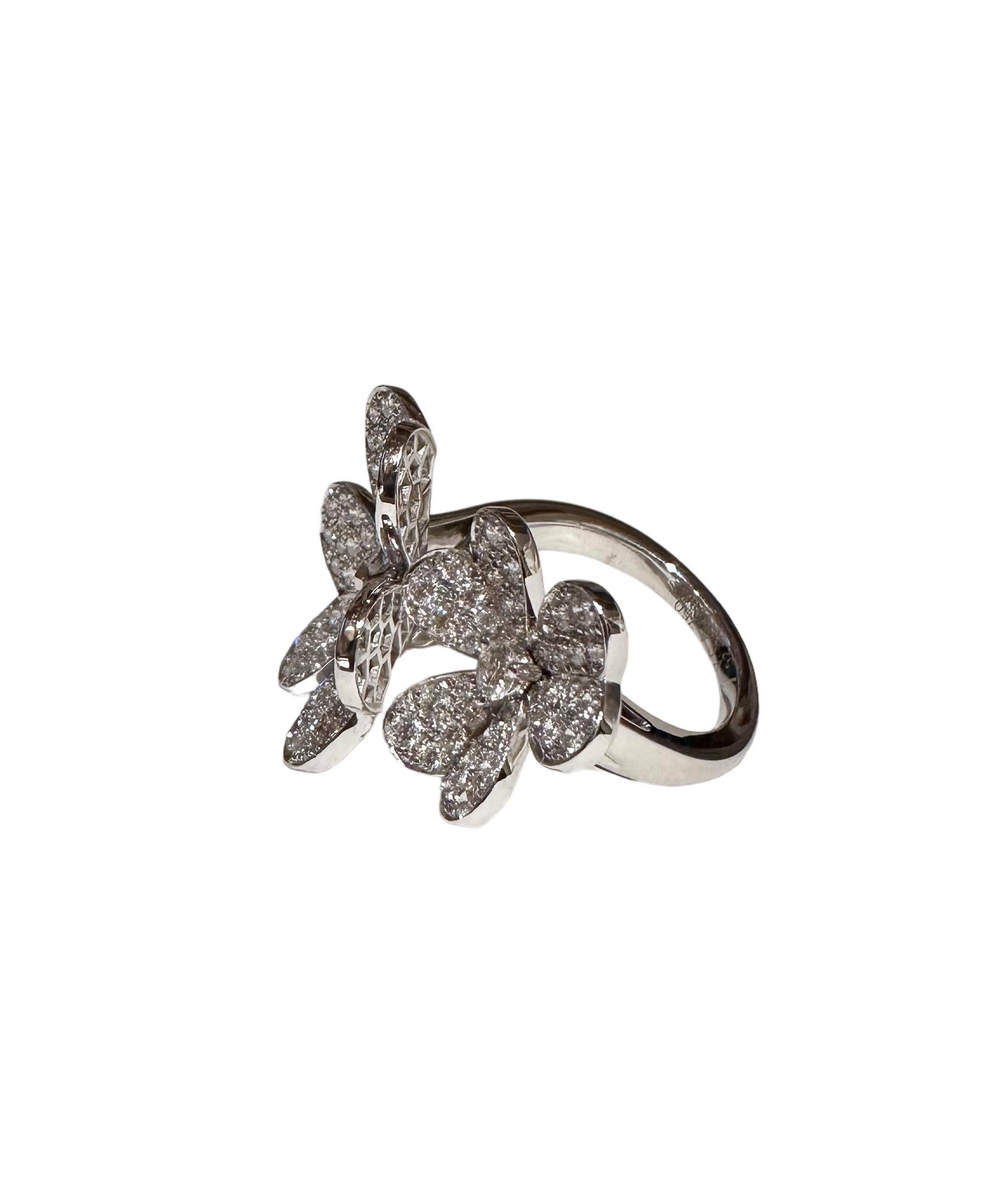 Women's or Men's Van Cleef & Arpels Frivole Between the Finger 18K White Gold Diamond Ring For Sale
