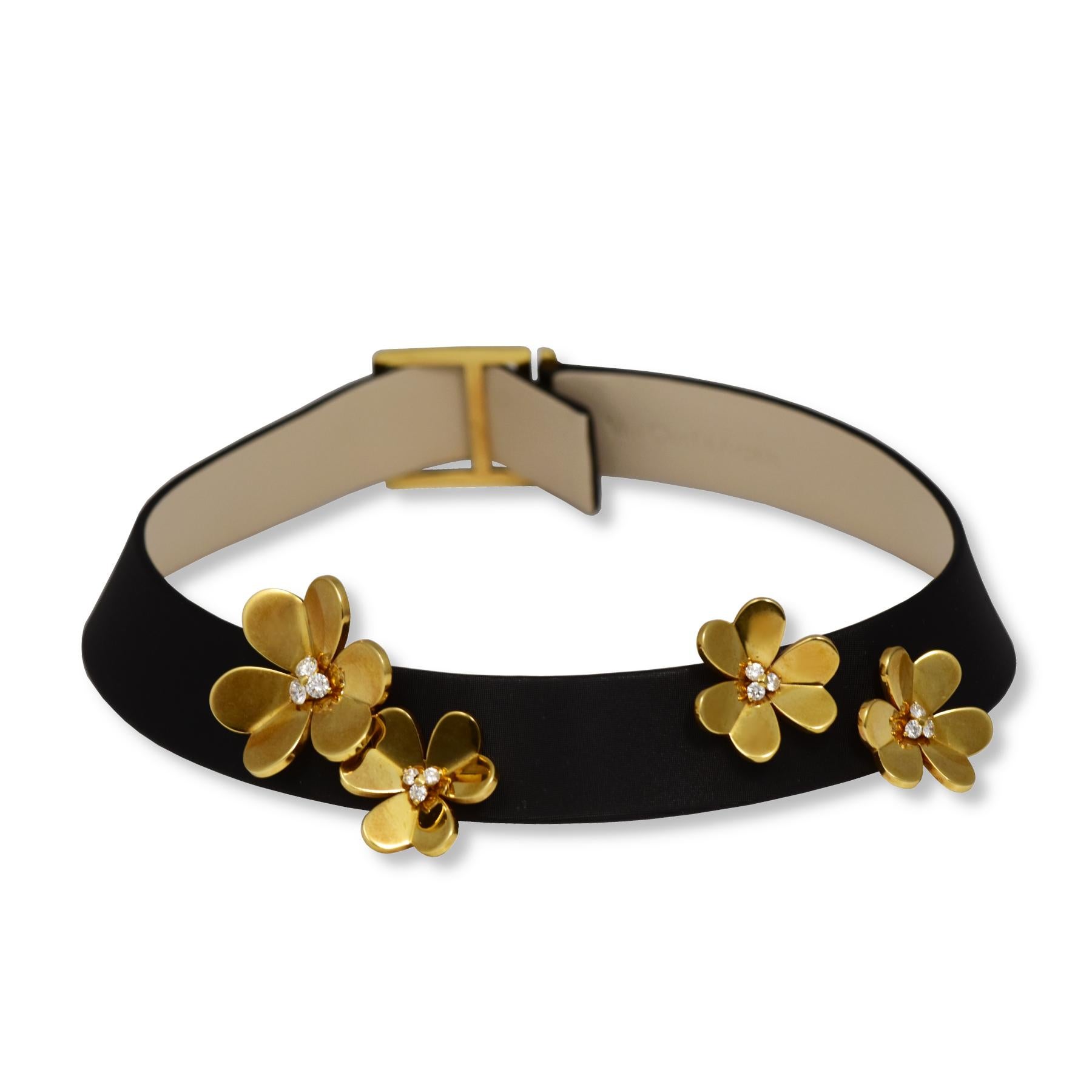 Designer :  Van Cleef & Arpels 
Collection :  Frivole
Le style :  Tour de cou
Type de métal : Or jaune
Pureté du métal : 18k
Matériau non métallique :  Cuir 
Taille du pendentif : moyenne
Total du poste  Poids(Grammes) : 46.0
Poinçons : VCA ; Numéro