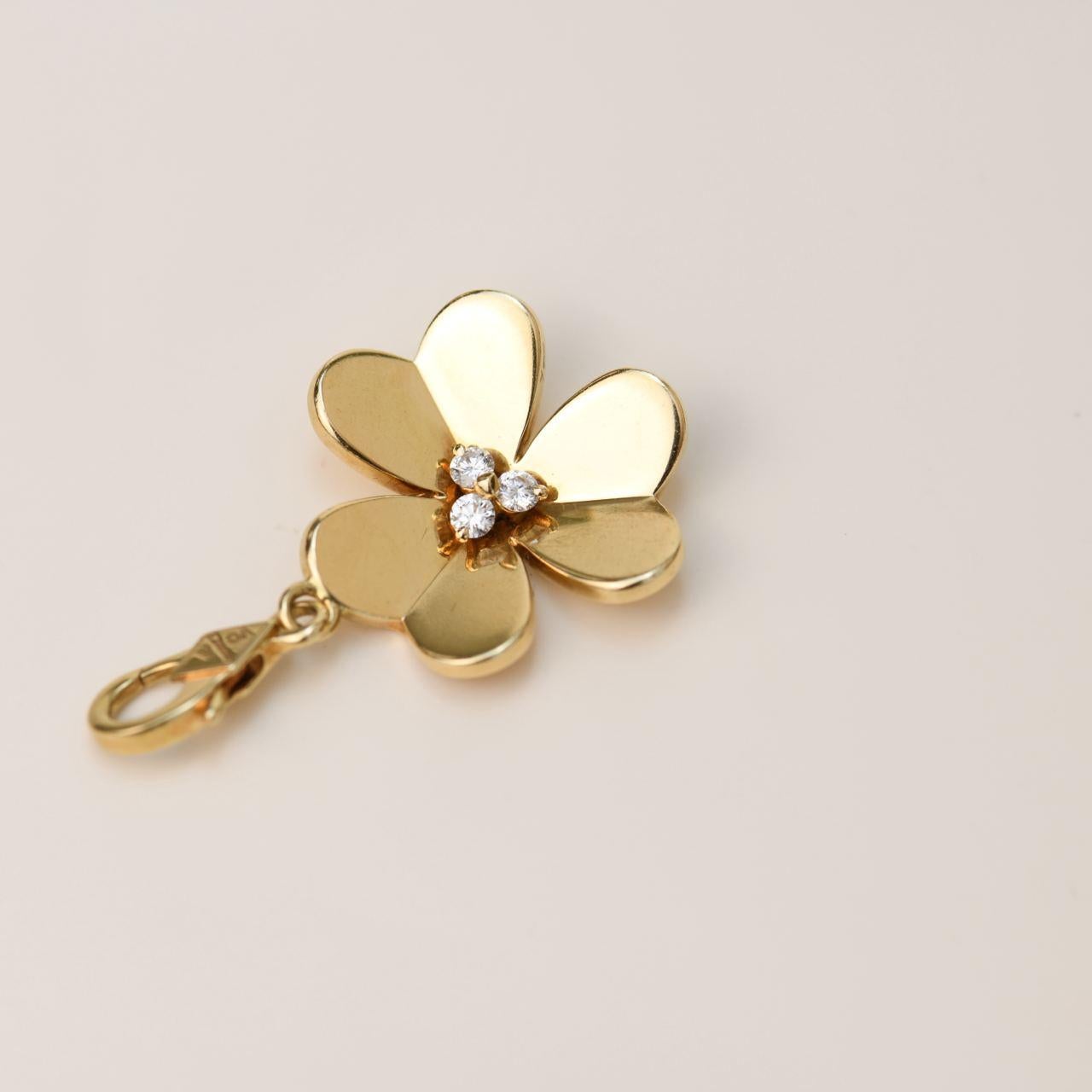 Brilliant Cut Van Cleef & Arpels Frivole Diamond and 18k Yellow Gold Flower Pendant For Sale