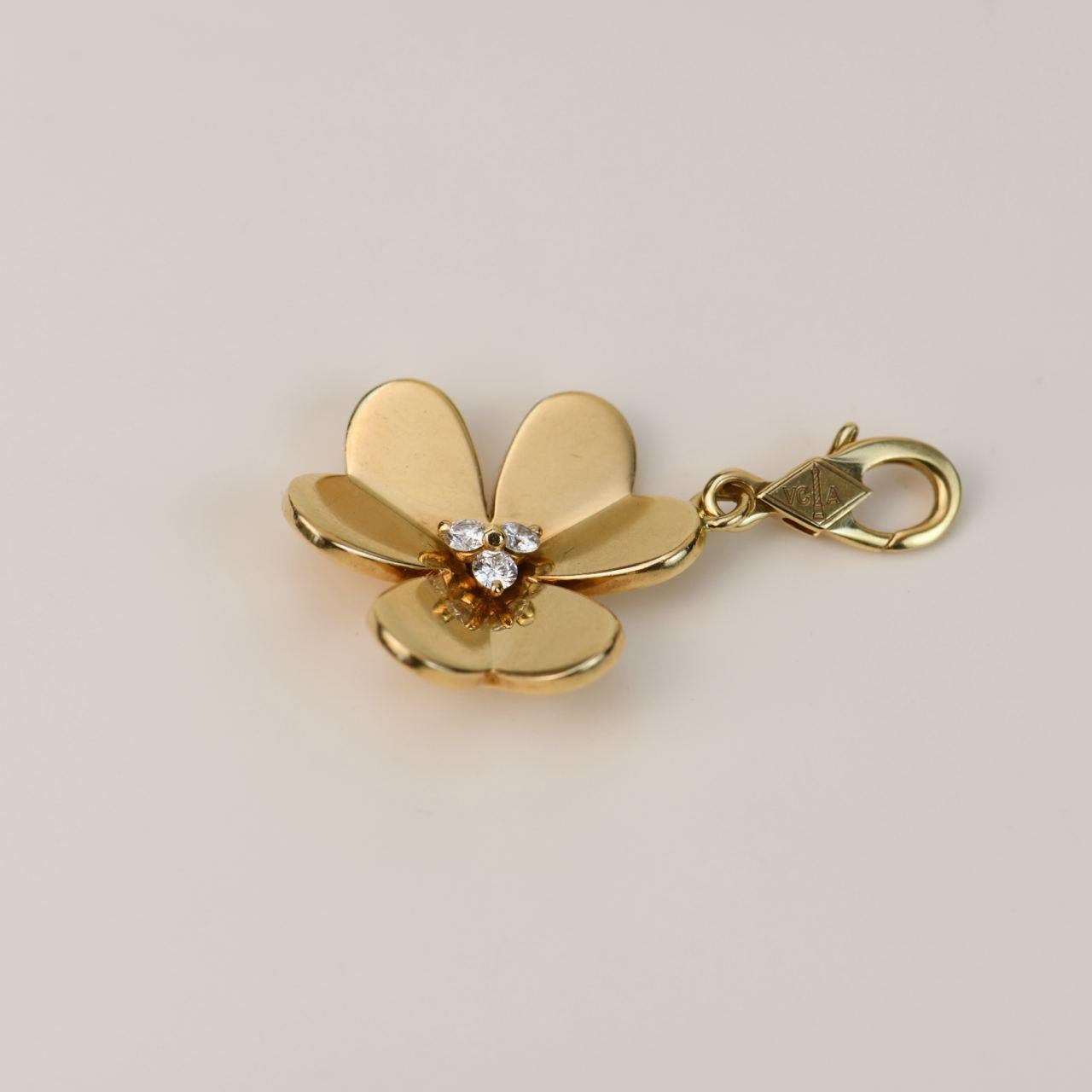 Van Cleef & Arpels Pendentif fleur Frivole en or jaune 18 carats et diamants Excellent état - En vente à Banbury, GB