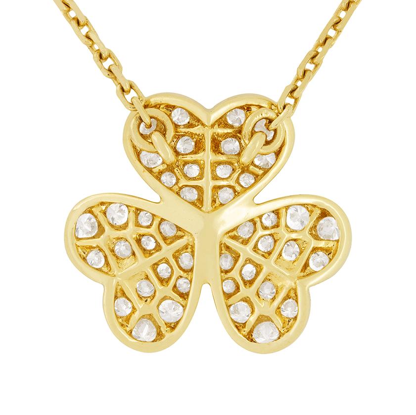 Un bellissimo ciondolo con diamante della collezione Van Cleef & Arpels Frivole. Ogni petalo del fiore è incastonato con un assortimento di diamanti rotondi taglio brillante, tutti di dimensioni diverse. Insieme, il totale è di 0,81 carati, compresa