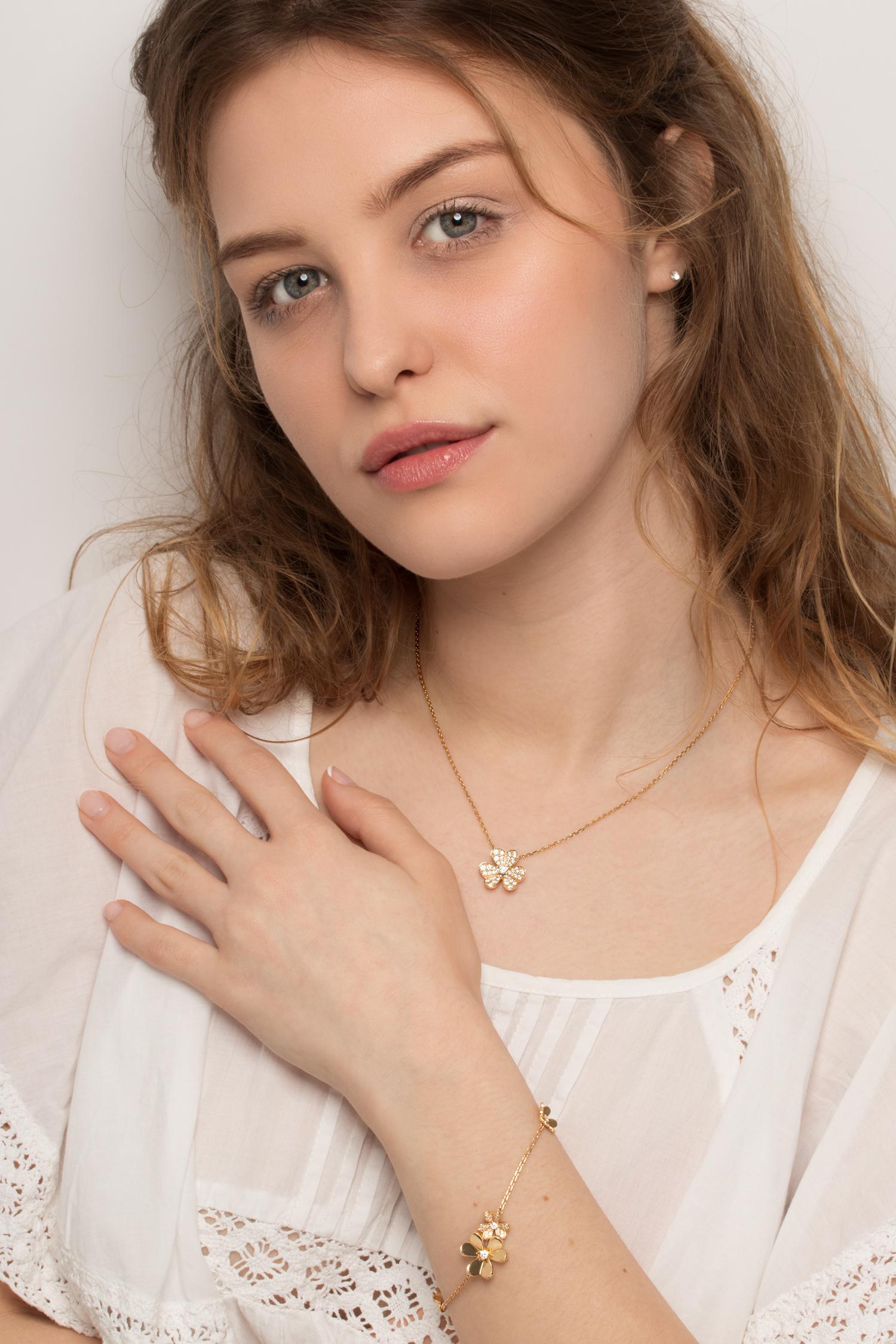 Donna Ciondolo con diamante Van Cleef & Arpels Frivole in vendita