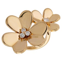 VAN CLEEF & ARPELS Bague Frivole entre les doigts