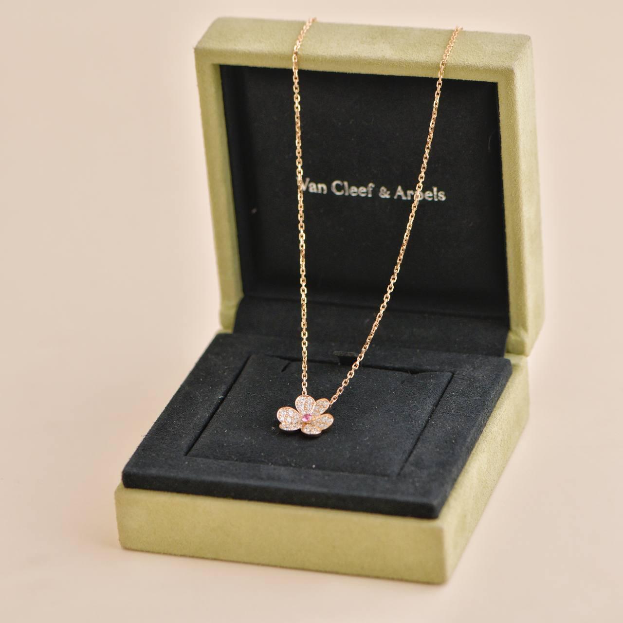Van Cleef & Arpels Frivole Halskette mit Anhänger, Blume Diamant Rosa Saphir (Brillantschliff) im Angebot