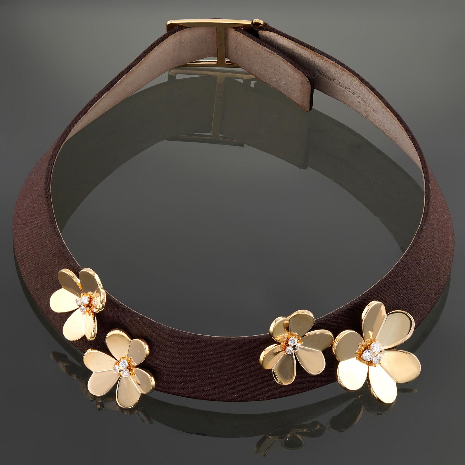 Ce rare et fabuleux collier ras de cou de la célèbre collection Brilliante de Van Cleef and Arpels est composé d'un cordon Ravena réglable avec quatre fleurs en or jaune 18 carats rehaussées d'étincelantes grappes de diamants ronds taillés en
