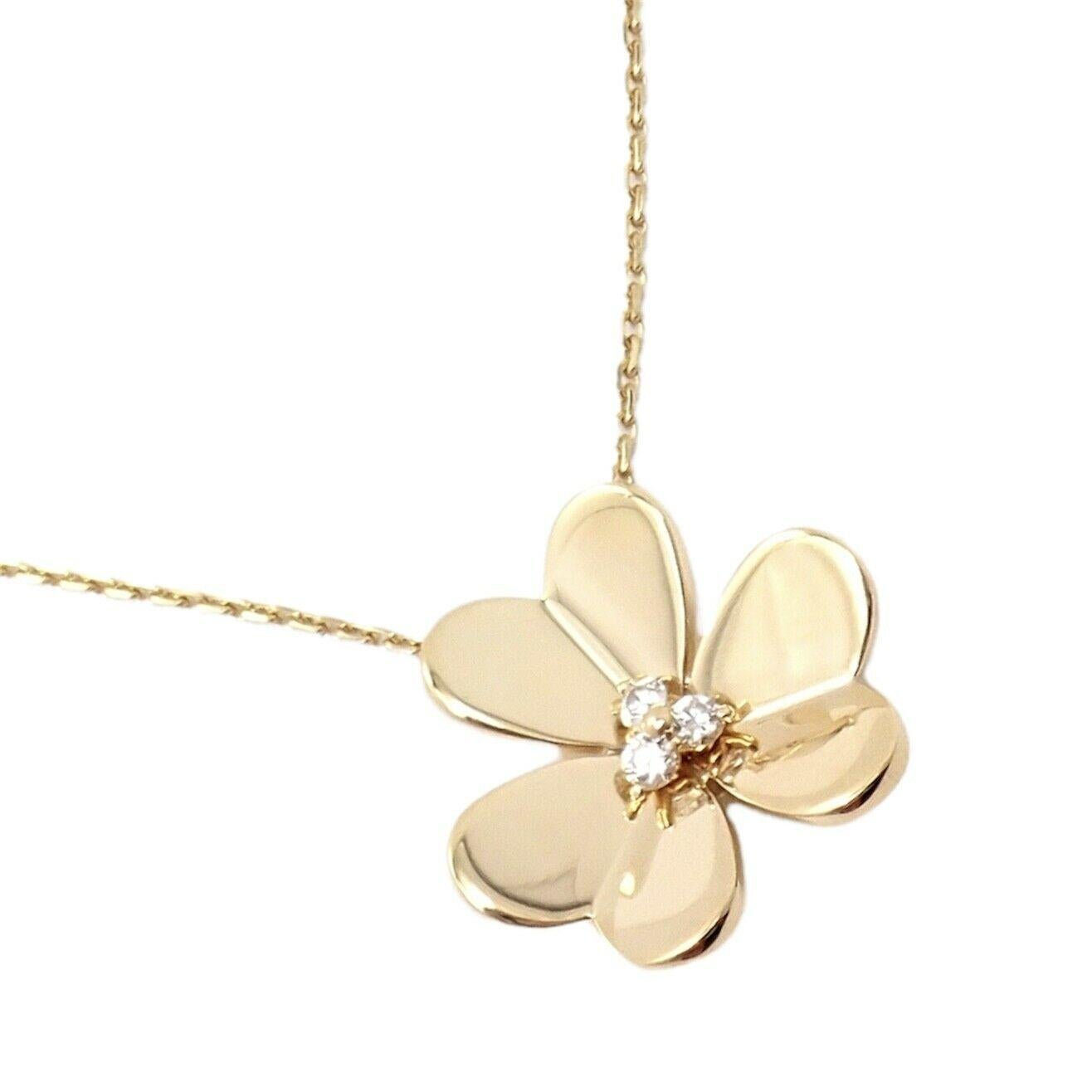 18k Yellow Gold Diamond Frivole Flower Pendant Necklace by Van Cleef & Arpels.
With 3 brilliant round cut diamond VVS1 clarity, E colortotal weight approximately .15ct
Details:
Measurements: 20mm x 22.5mm
Length:16.5