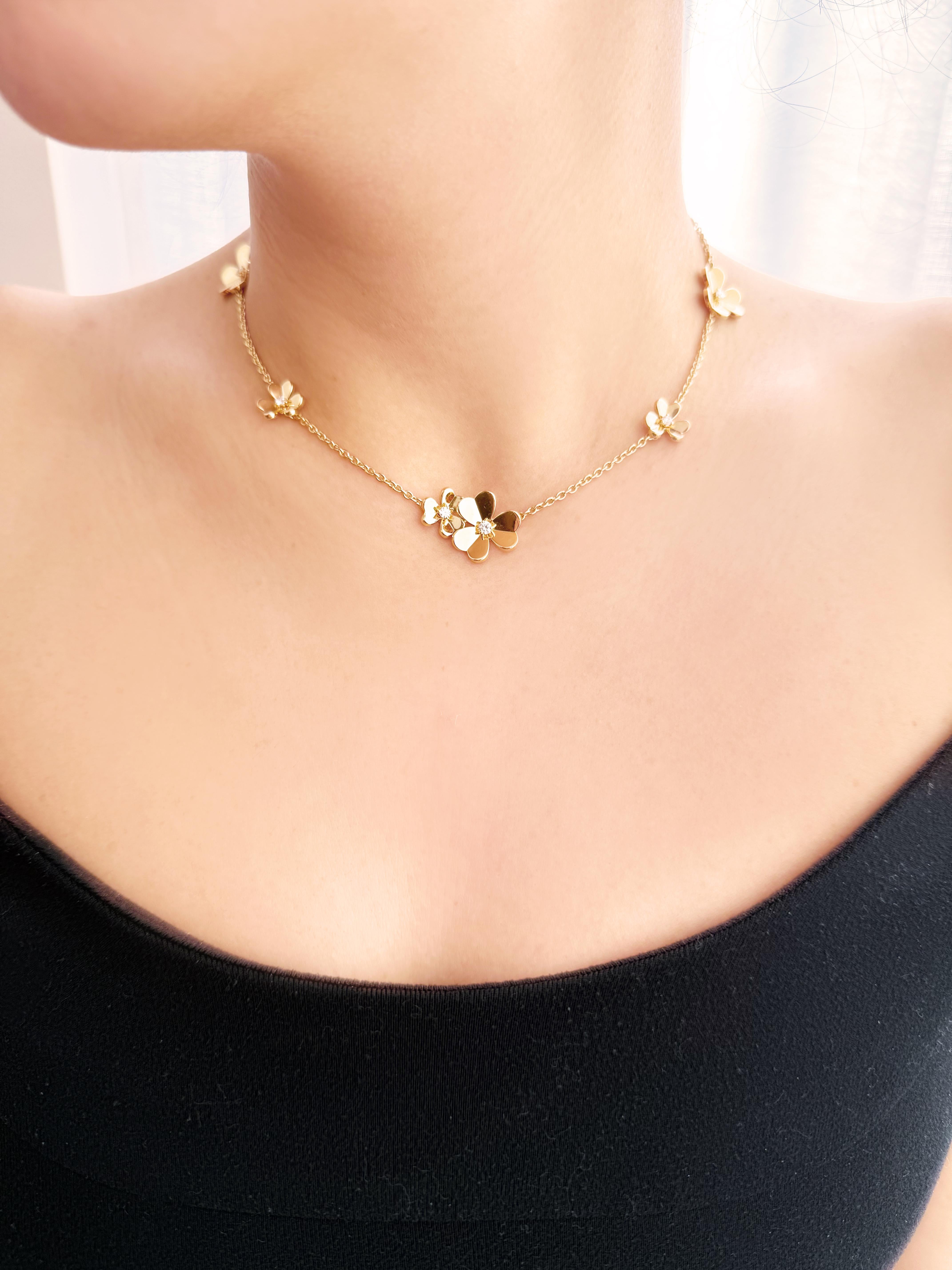 Round Cut Van Cleef & Arpels Frivole Necklace – 9 Flowers in 18K Yellow Gold with Diamonds For Sale