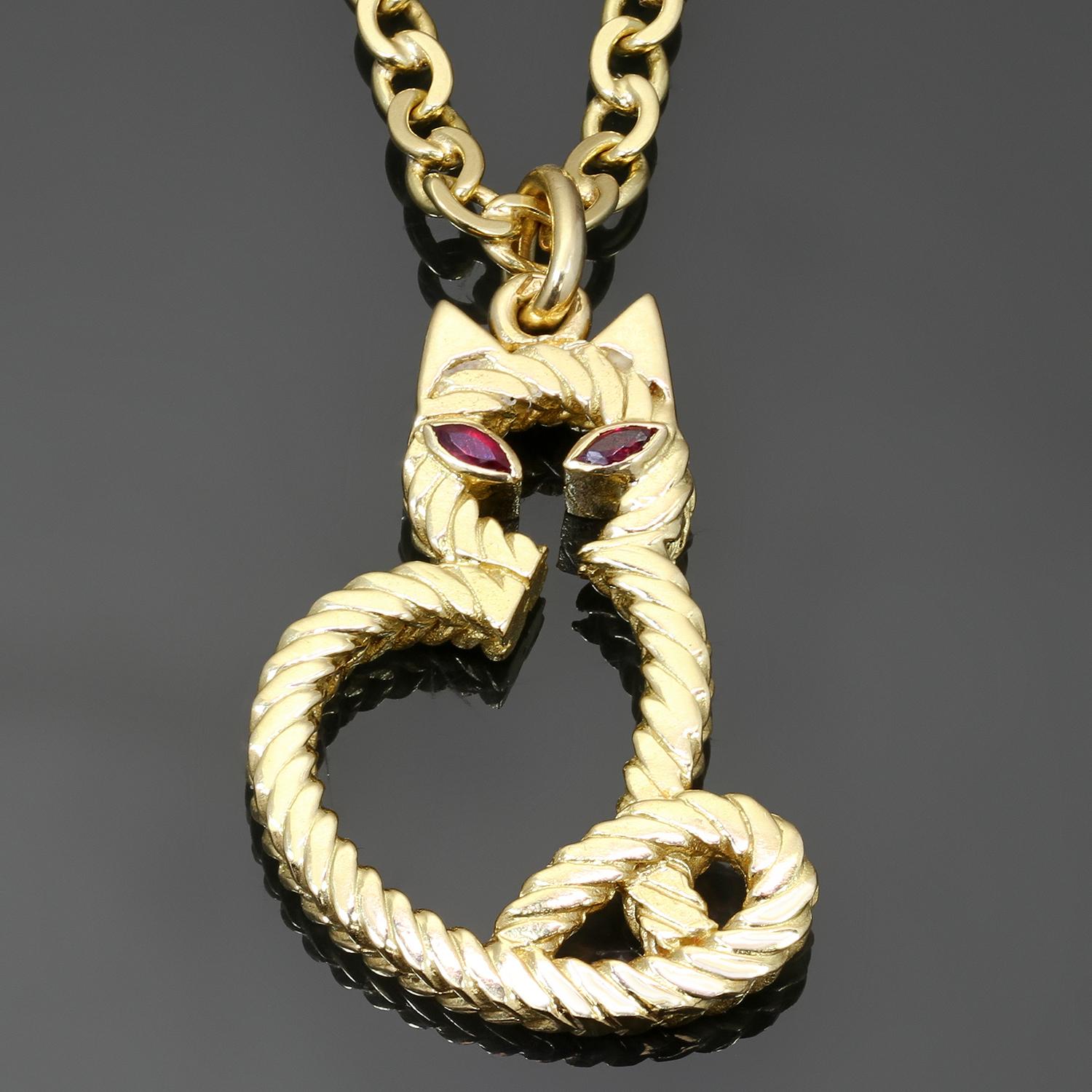 Ce pendentif ancien de Van Cleef & Arpels, rare et de collection, a été conçu par Georges L'Enfant et présente la forme d'un chat en or jaune 18 carats texturé, rehaussé d'yeux en rubis rouge taillés en marquise. Fabriqué en France dans les années