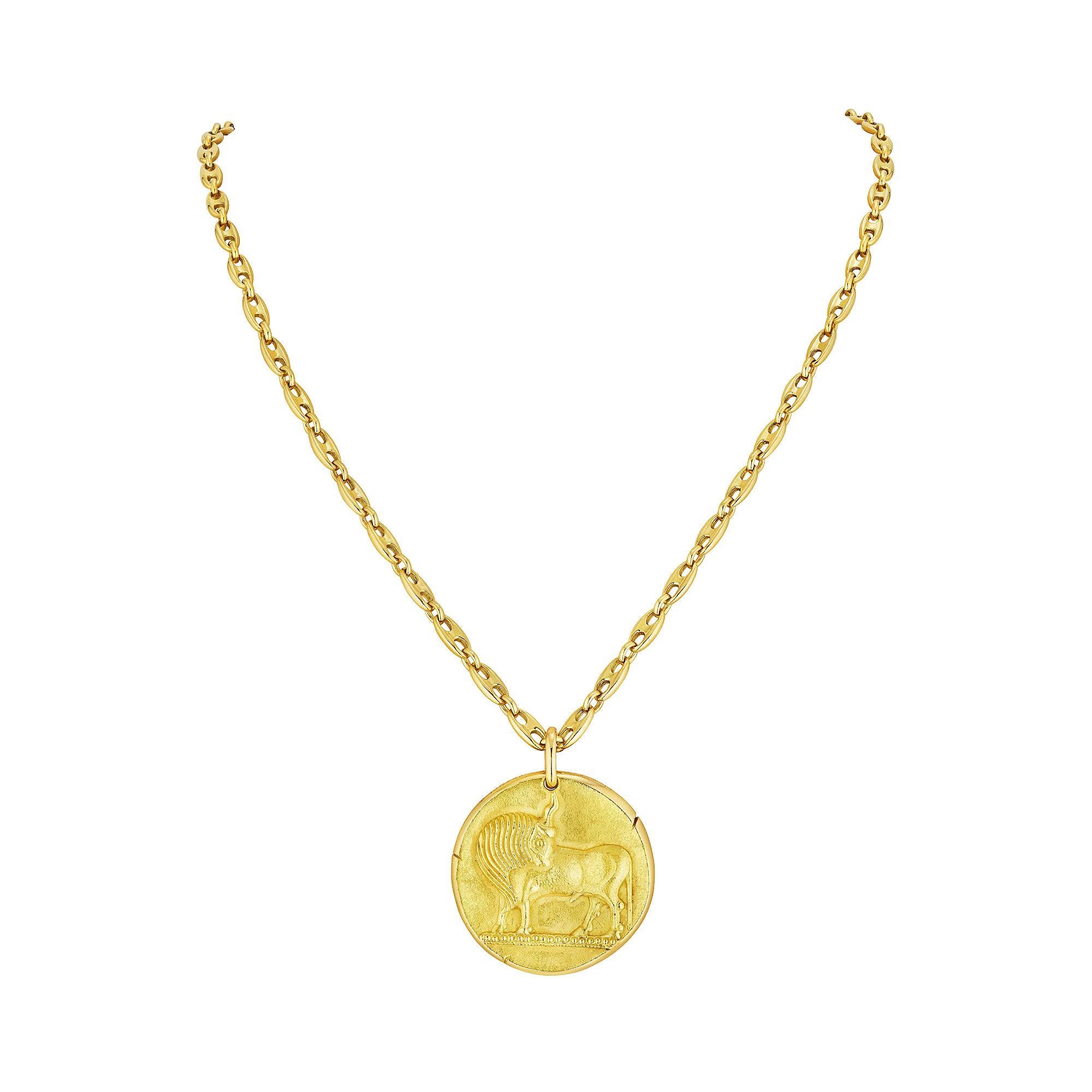 Recién llegado y esperando a los nacidos en Tauro (20 de abril a 20 de mayo), este codiciado colgante zodiacal vintage Van Cleef & Arpels Paris Georges L'Enfant de gran tamaño mostrará siempre tu signo en primer plano. El colgante de oro amarillo de