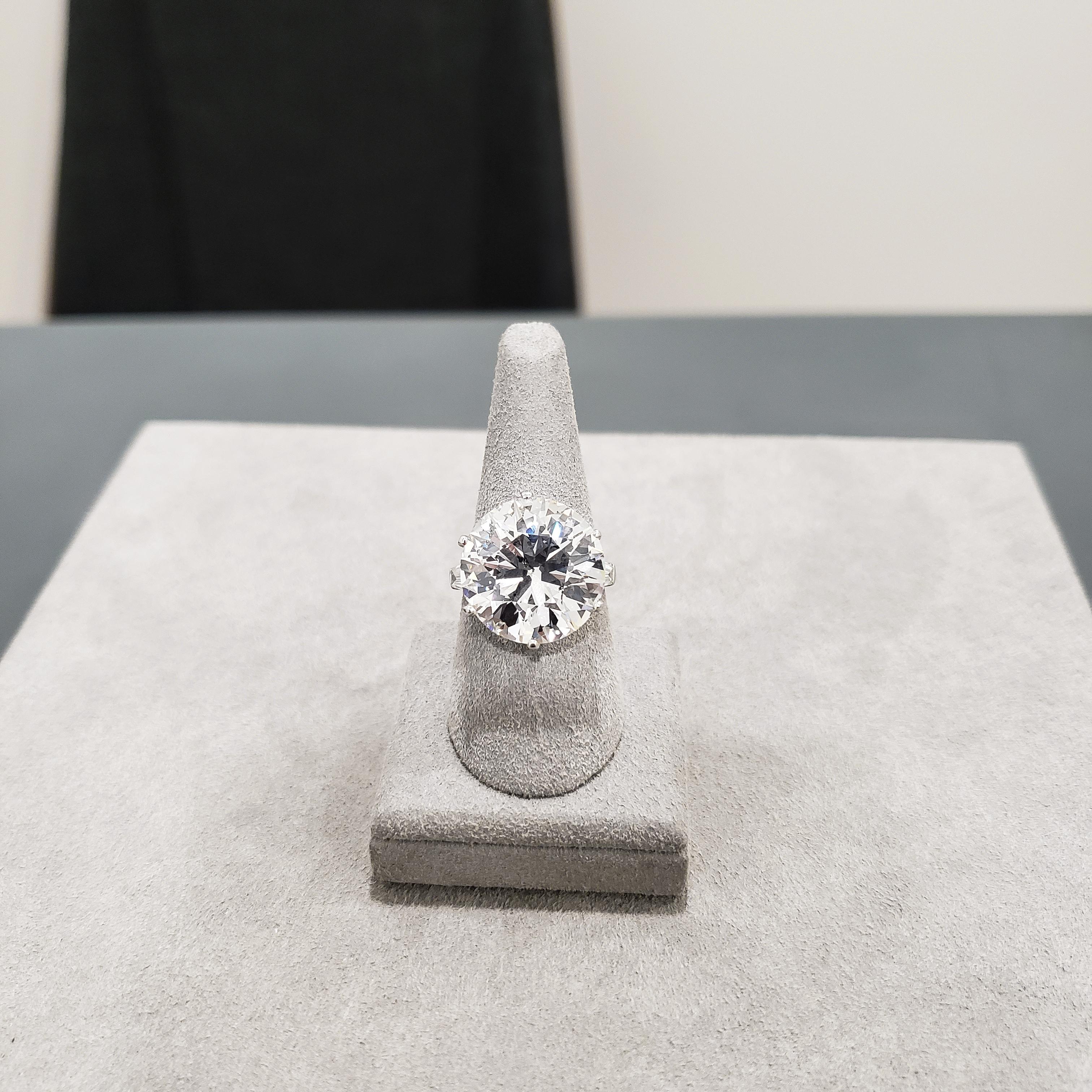 Van Cleef & Arpels Verlobungsring mit 14,83 Karat runden Diamanten und drei Steinen im Zustand „Hervorragend“ im Angebot in New York, NY