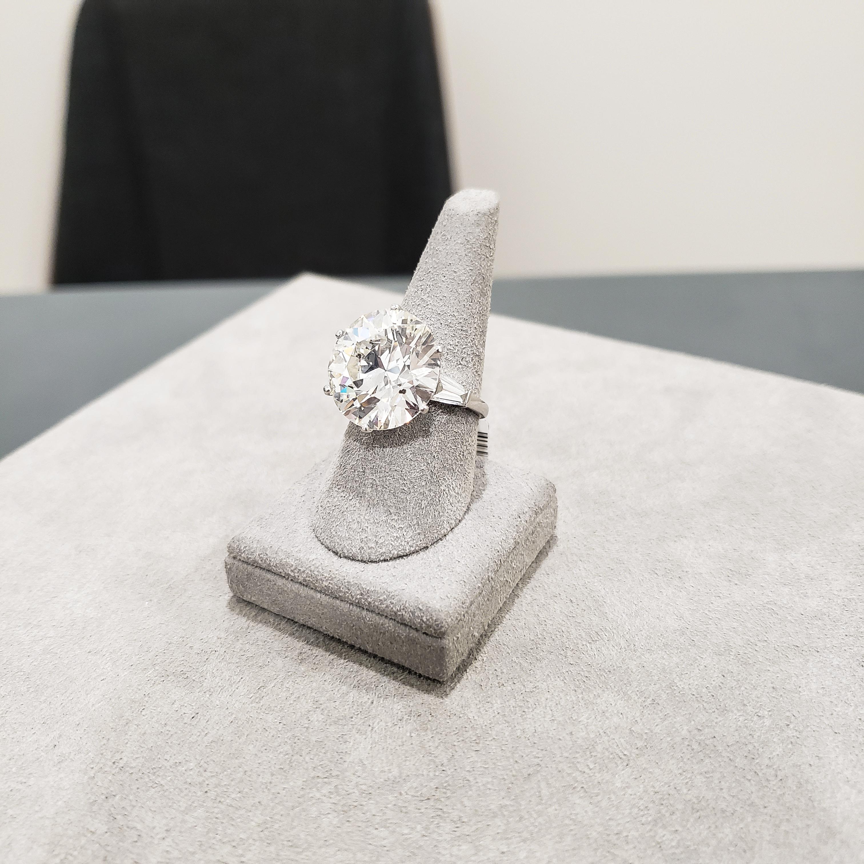 Van Cleef & Arpels Verlobungsring mit 14,83 Karat runden Diamanten und drei Steinen Damen im Angebot