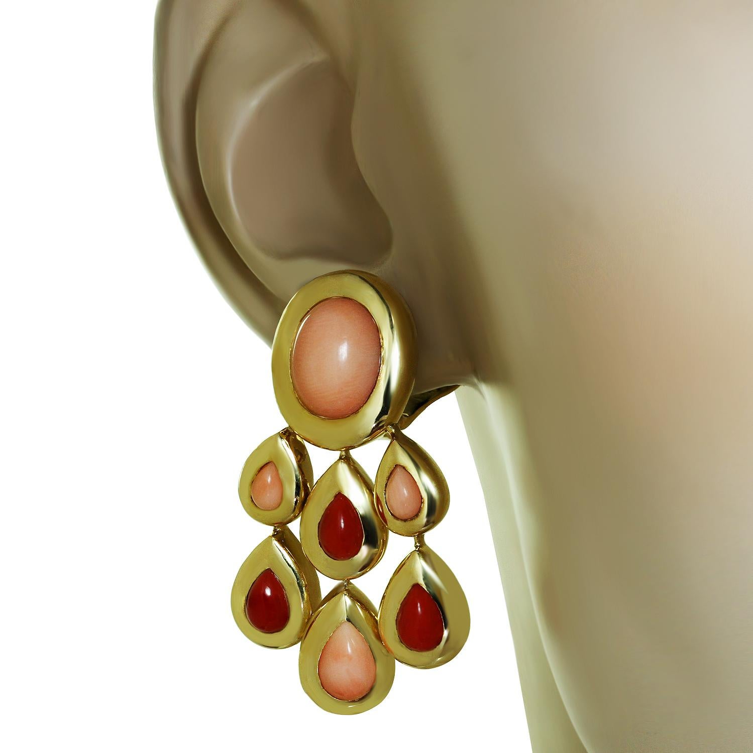 Taille ovale VAN CLEEF & ARPELS Boucles d'oreilles à clip Girandole en or jaune et corail en vente