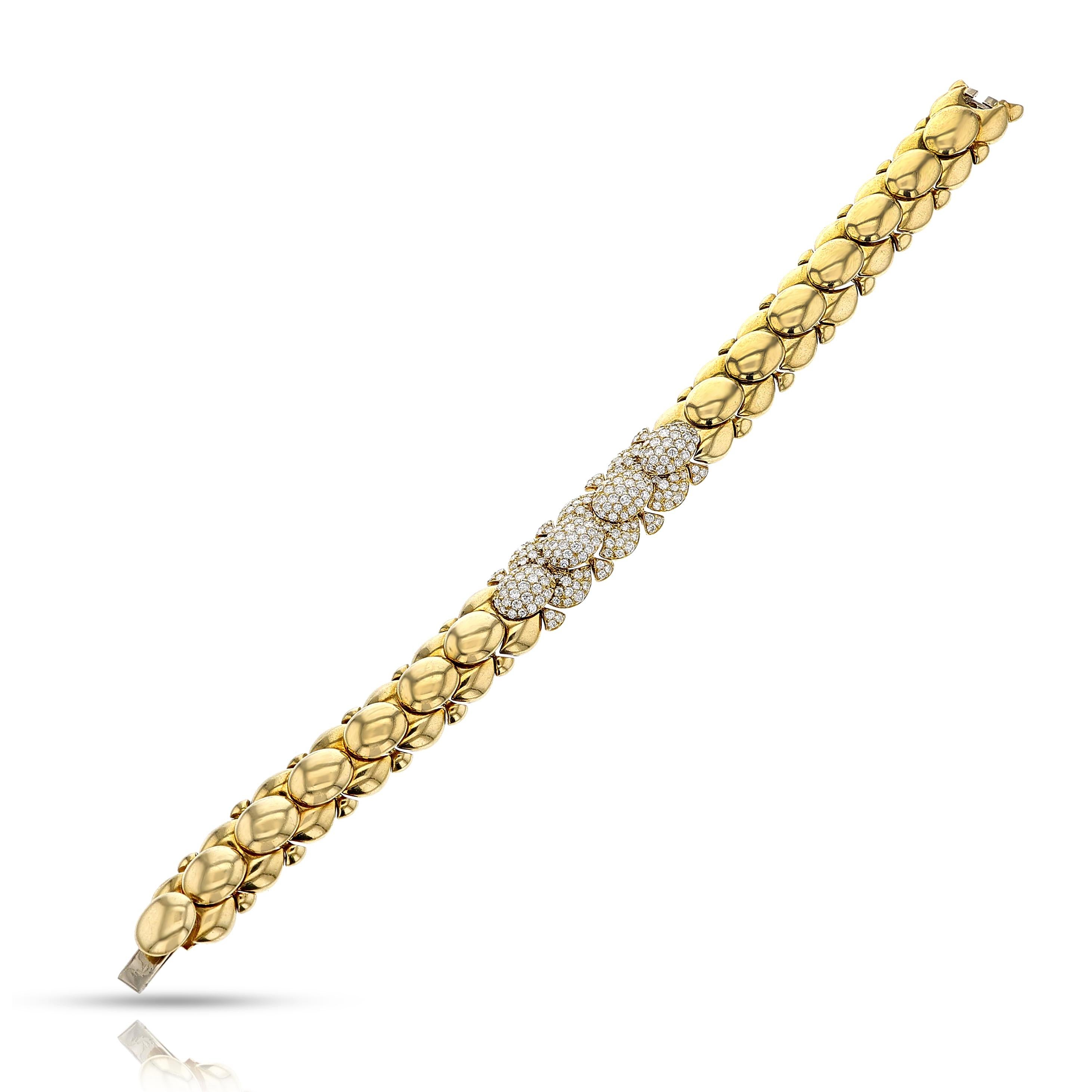 Ein Van Cleef & Arpels Gold- und Diamantarmband aus 18k Gelbgold. Das Armband hat ein Echtheitszertifikat von Van Cleef & Arpels. Das Gesamtgewicht beträgt 41,97 Gramm. Die Länge ist 7,25 Zoll und die Breite ist 0,50 Zoll. Die Diamanten haben ein