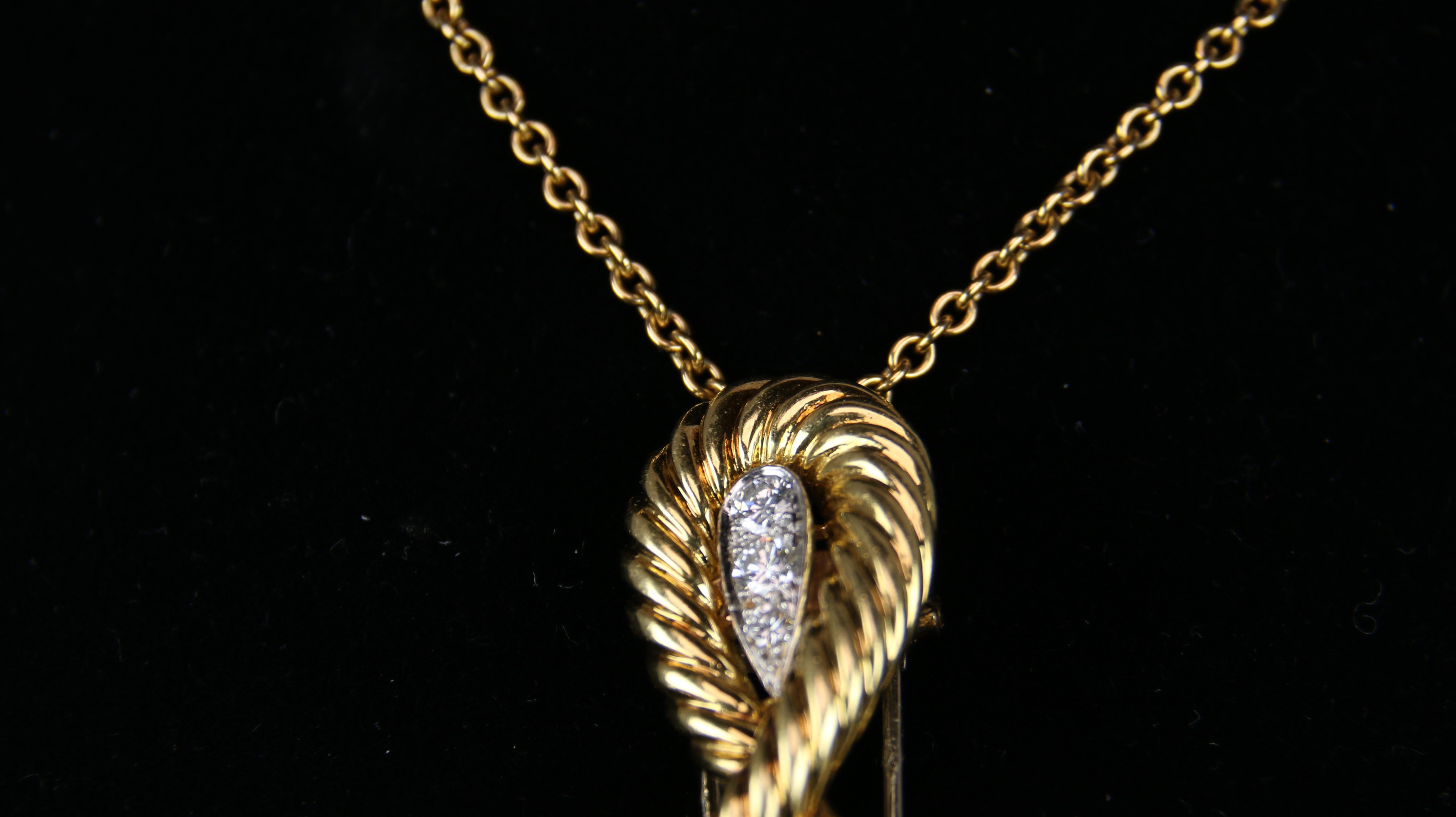 Ropy Gold Kreuz Design gefüllt mit Diamanten.  Dieses elegante VCA-Stück ist genau die richtige Ergänzung für jede Schmuckgarderobe 