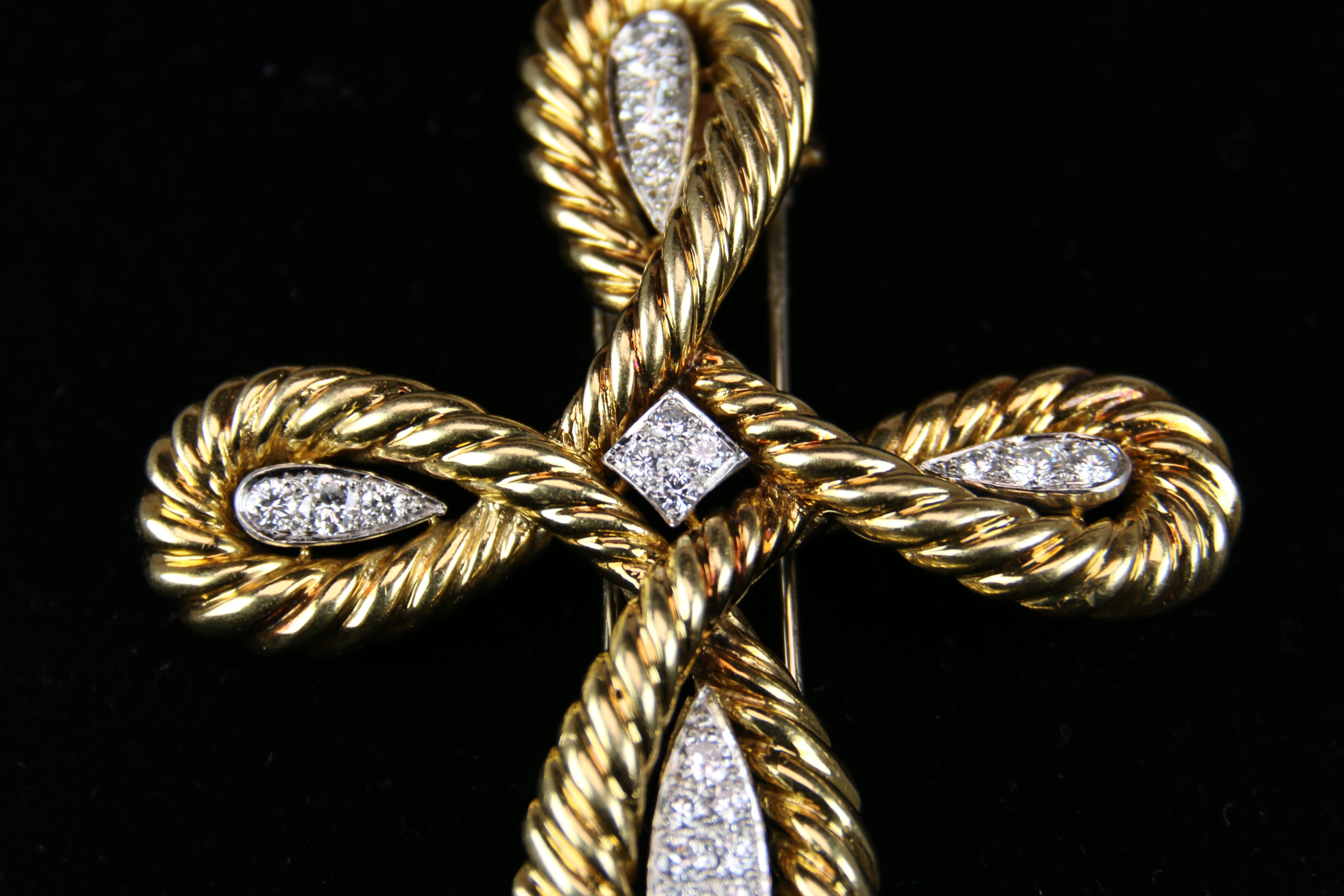 Taille ronde Van Cleef & Arpels Croix en or et diamants en vente