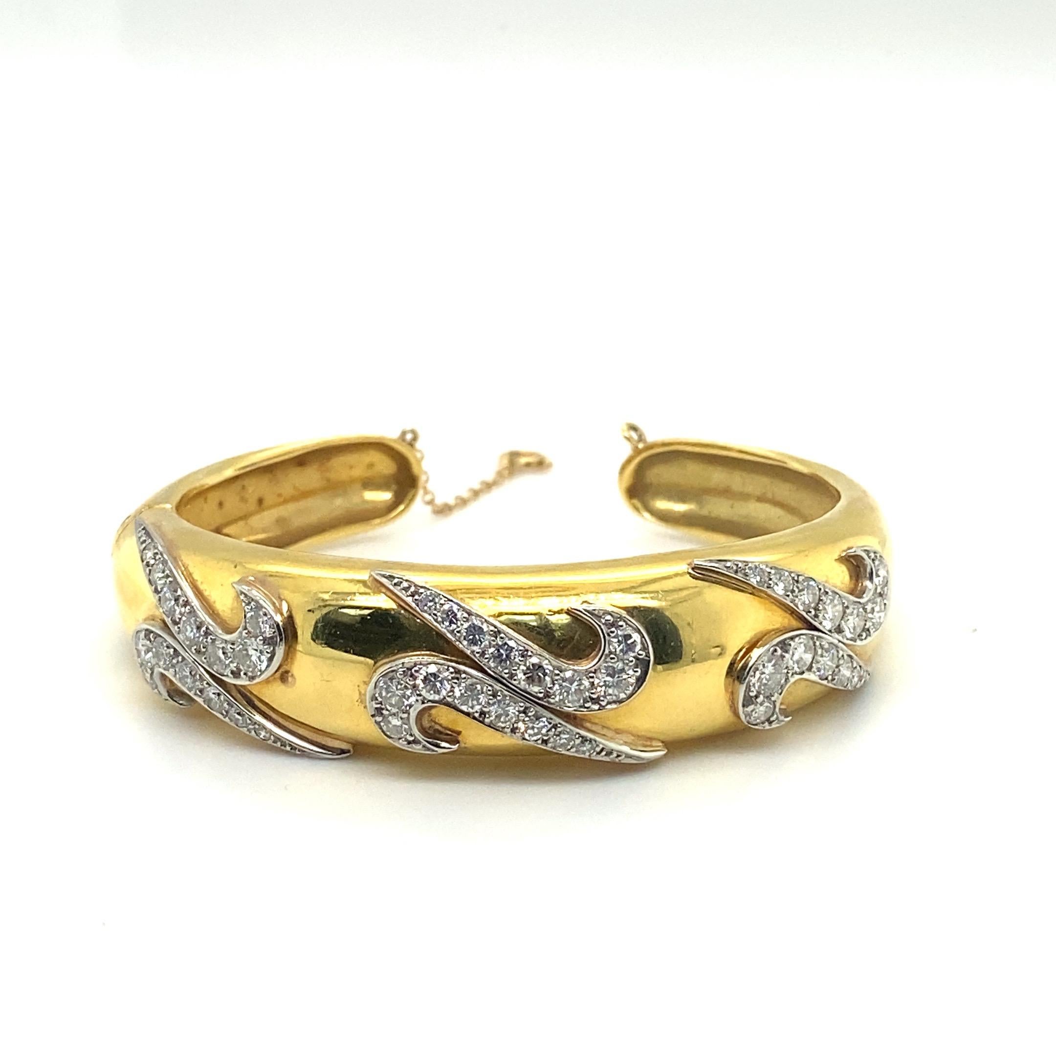 Taille ronde Van Cleef & Arpels Bracelet manchette en or et diamants en vente