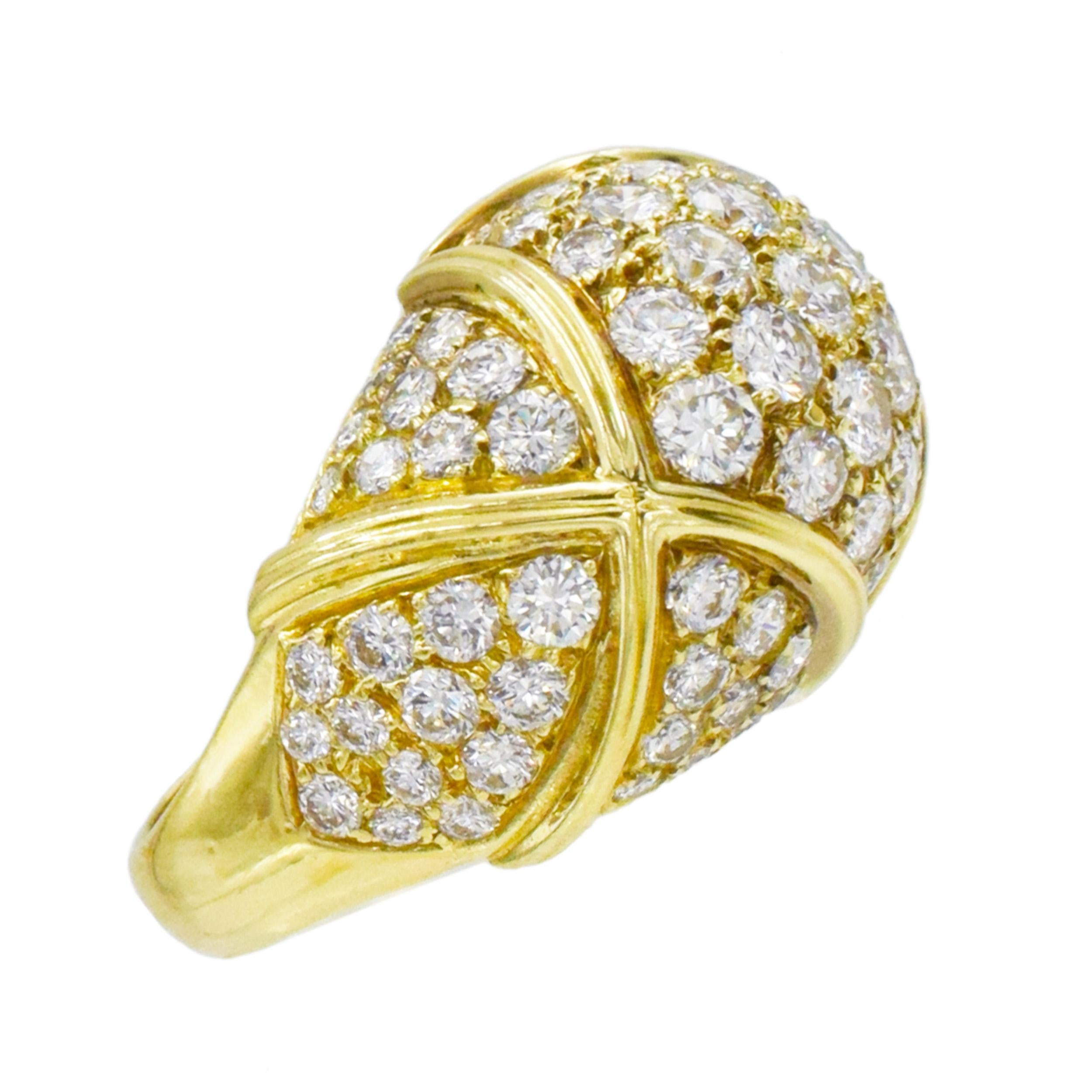Van Cleef & Arpels Gold- und Diamantkuppelring aus 18k Gelbgold. 
Dieser Ring hat 91 runde Diamanten im Brillantschliff mit einem Gesamtgewicht von ca. 4,35ct, Farbe: F/G, Reinheit: VS. Gefertigt aus 18 Karat Gelbgold. Akzentuiert mit Gelbgold 