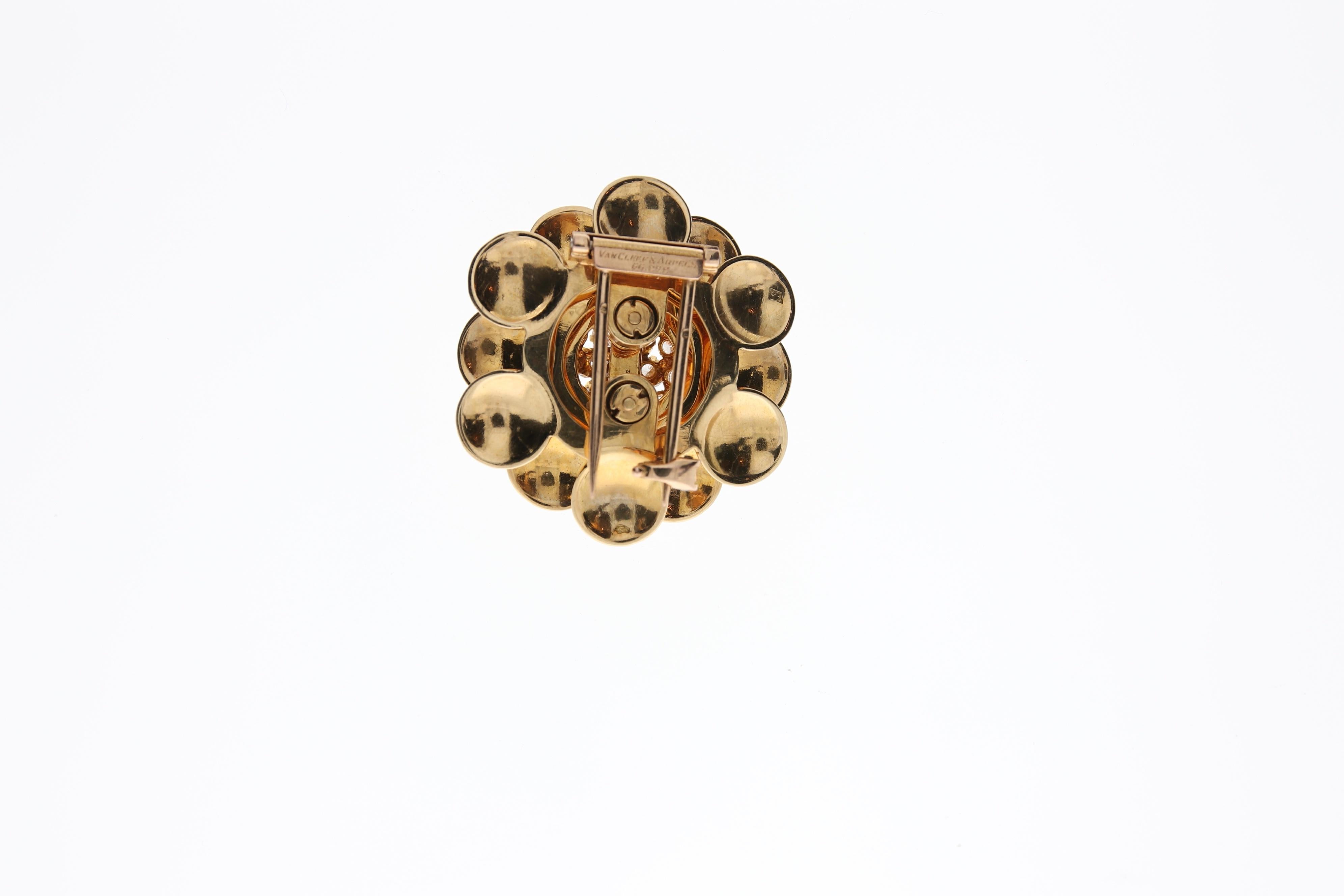 Van Cleef & Arpels Gold and Diamond Flower Brooch In Excellent Condition For Sale In Munich, DE
