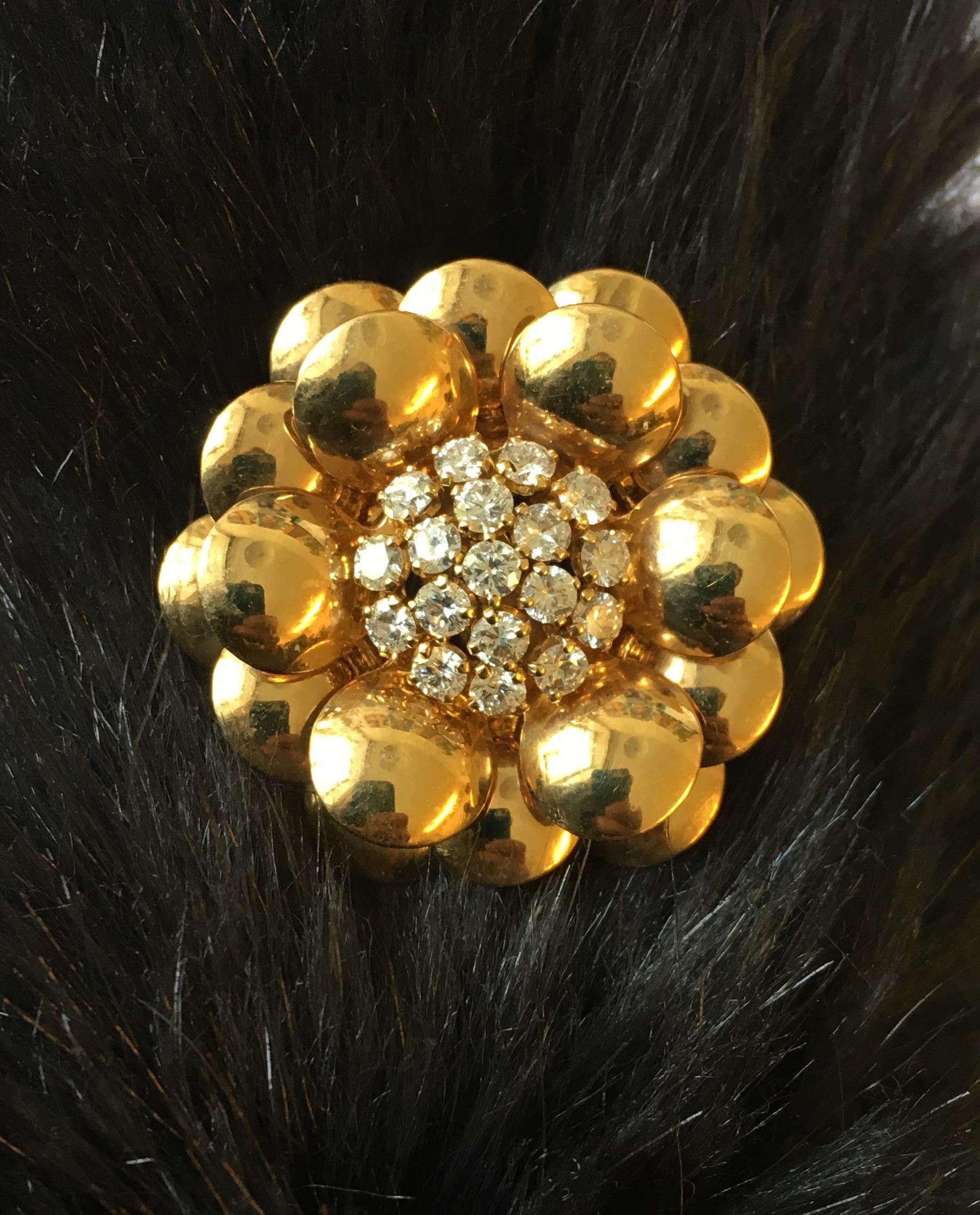 Van Cleef & Arpels Gold and Diamond Flower Brooch For Sale 2