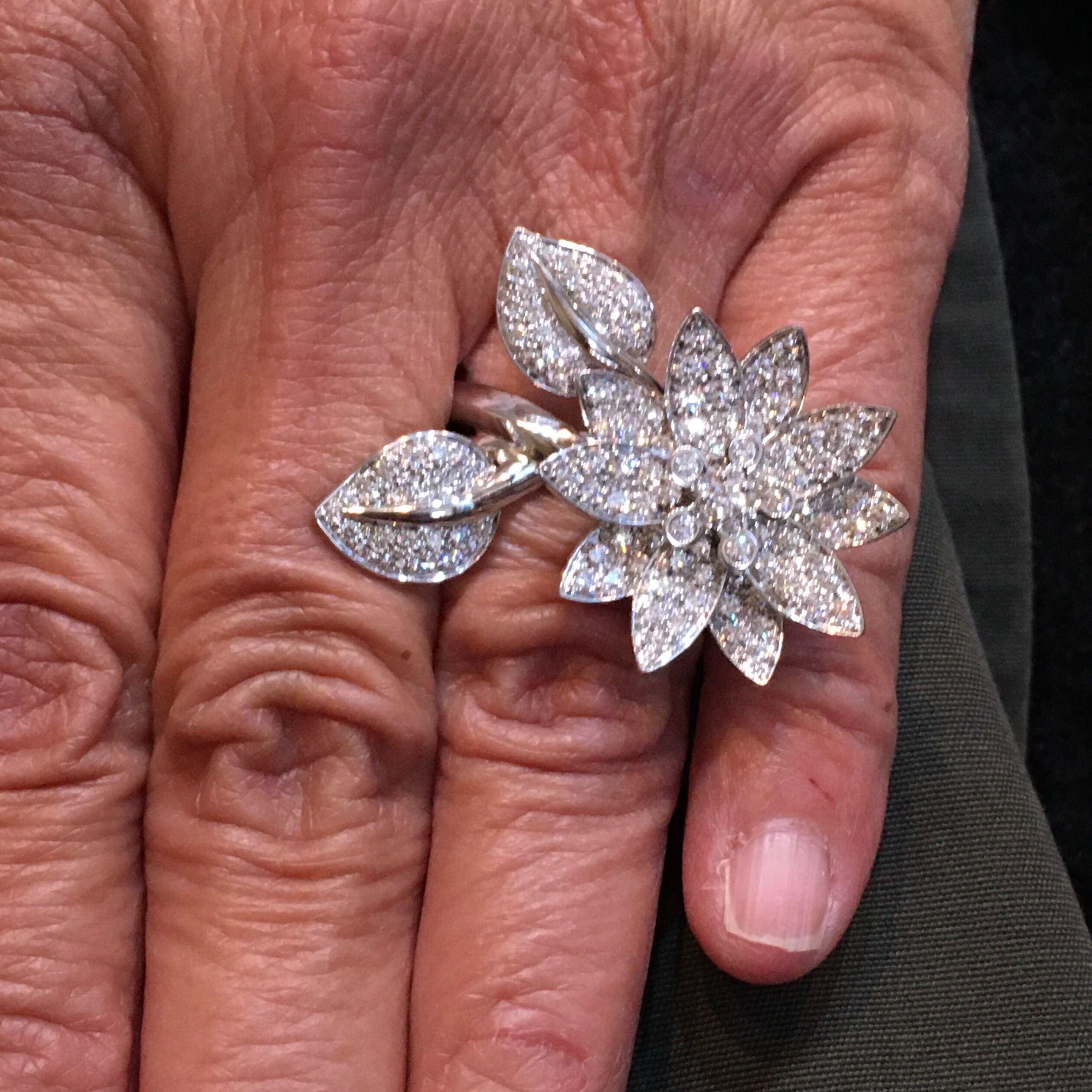 Van Cleef & Arpels Gold und Diamant Lotus zwischen den Fingern Ring 1