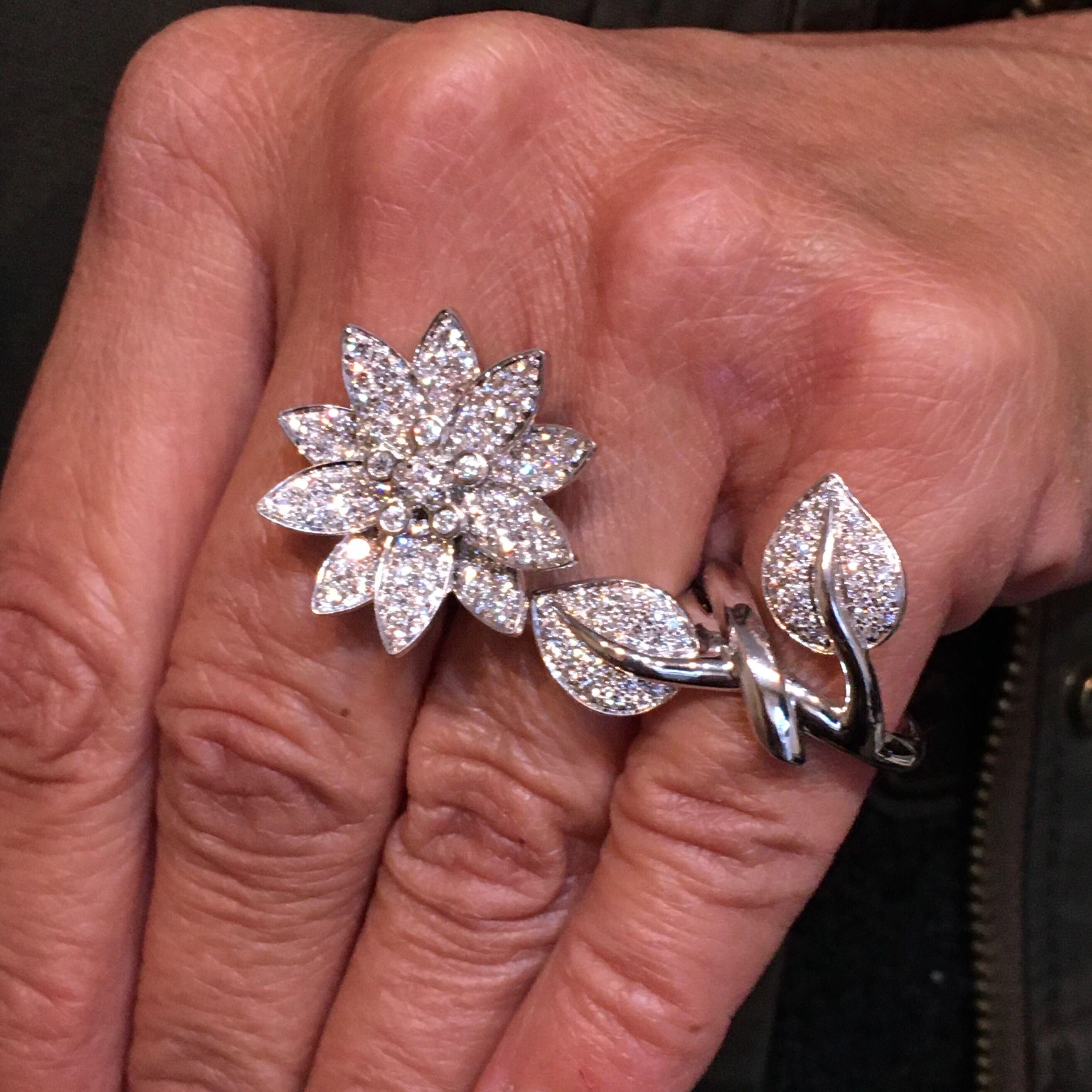 Van Cleef & Arpels Gold and Diamond Lotus Between the Finger Ring In Excellent Condition In New York, NY
