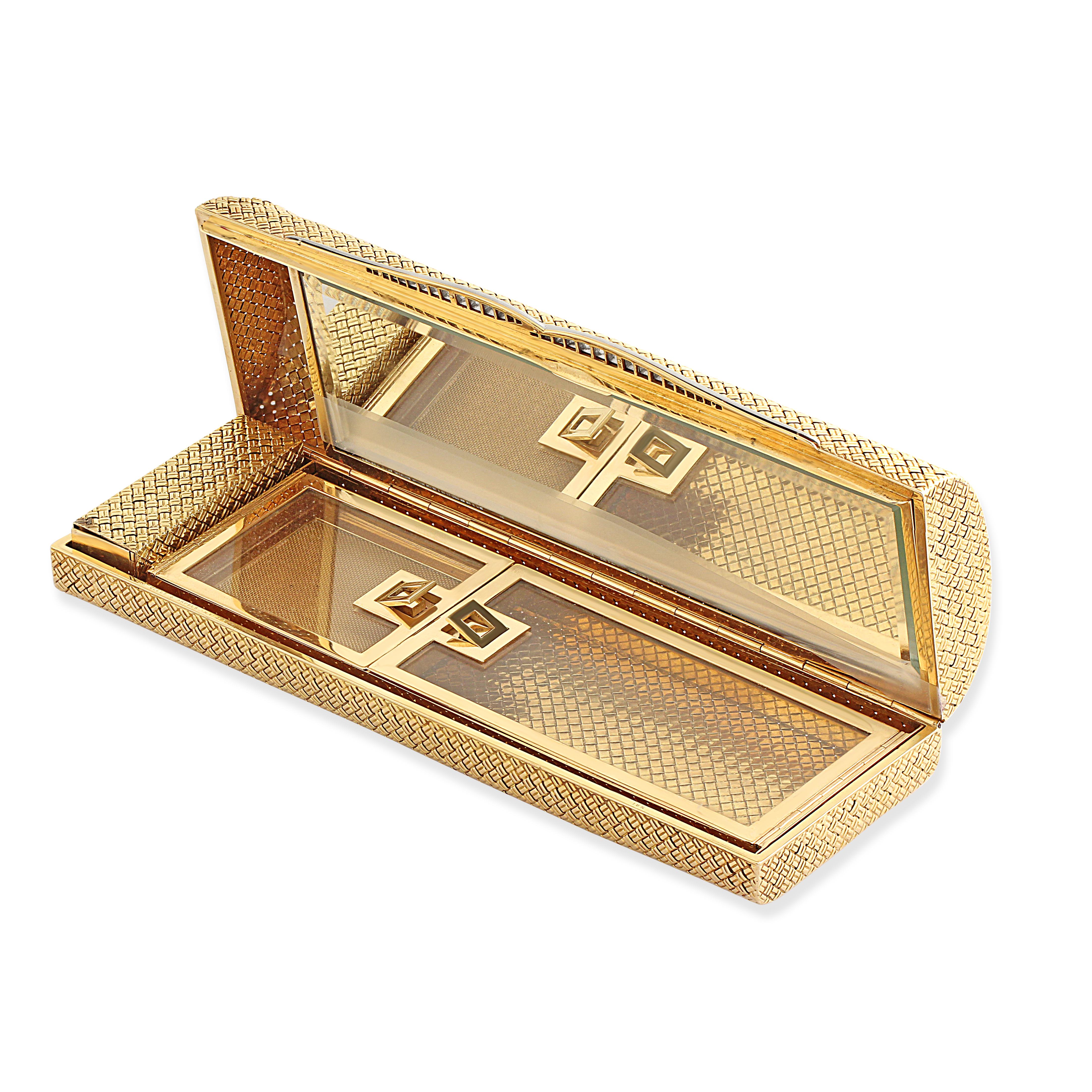 Eine Minaudiere aus 18 Karat Gold von Van Cleef & Arpels mit Diamanten an der Schließe. Mit einem Lippenstifthalter und separaten Fächern mit einem versteckten Bereich hinter dem Spiegel. Um 1960er.

Die Minaudière, ein kleines Kästchen voller