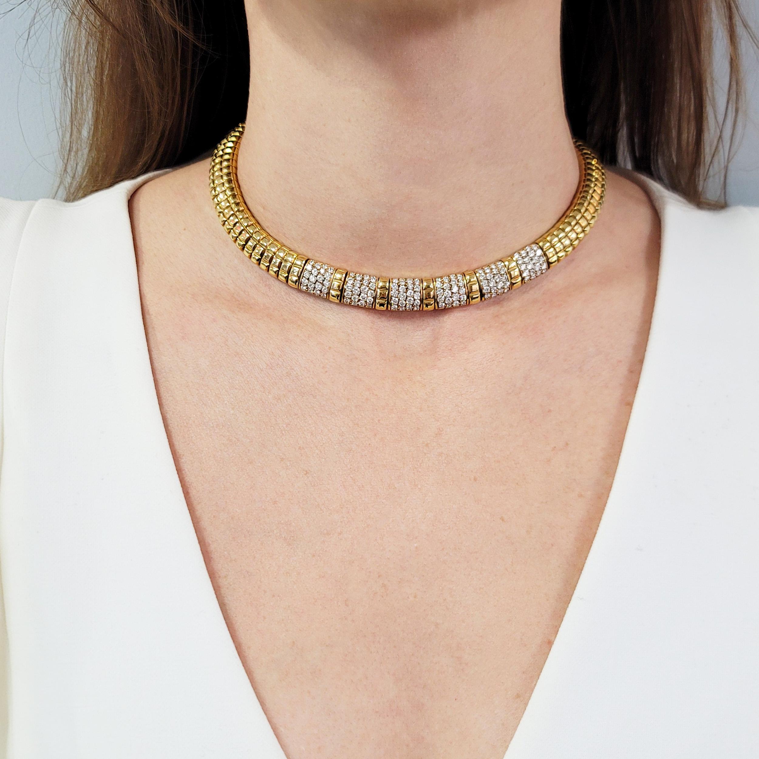 Collana Van Cleef & Arpels in oro giallo 18k con accenti di diamanti. 
La collana è caratterizzata da maglie con motivo quadrato. La parte anteriore della collana è impreziosita da 6 maglie quadrate con un totale di 120 diamanti rotondi taglio