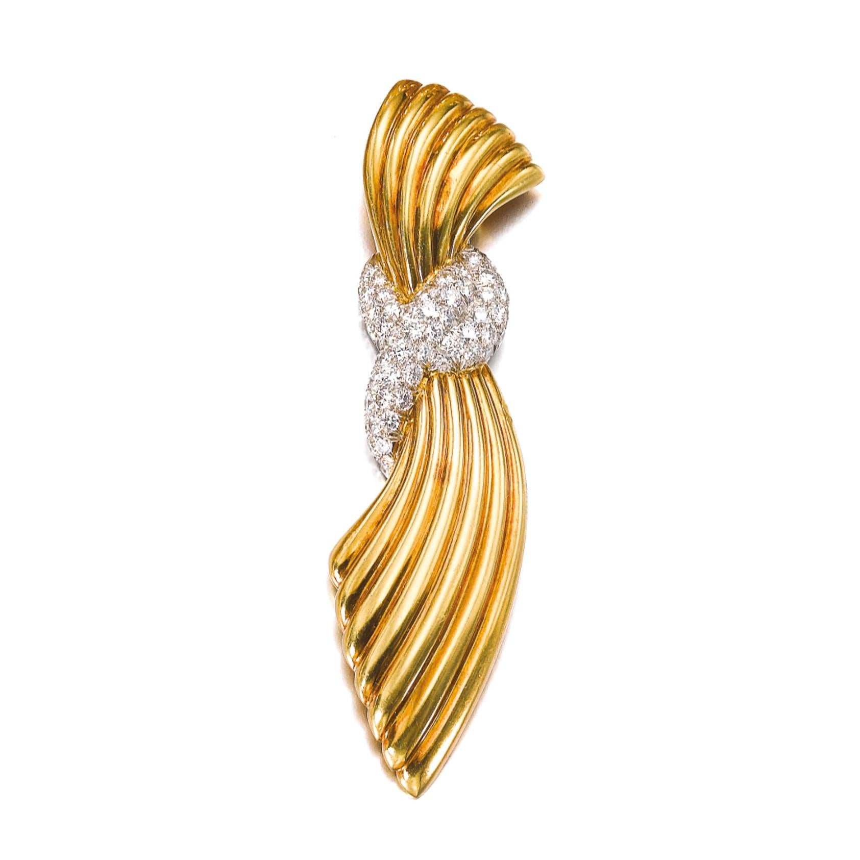 A chic retro brooch of reeded design, set with brilliant-cut diamonds, signed V.C.A., numbered.