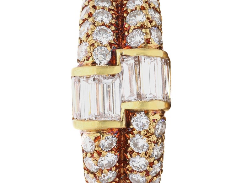 Van Cleef & Arpels Gold and Diamond Ring In Excellent Condition For Sale In New York, NY