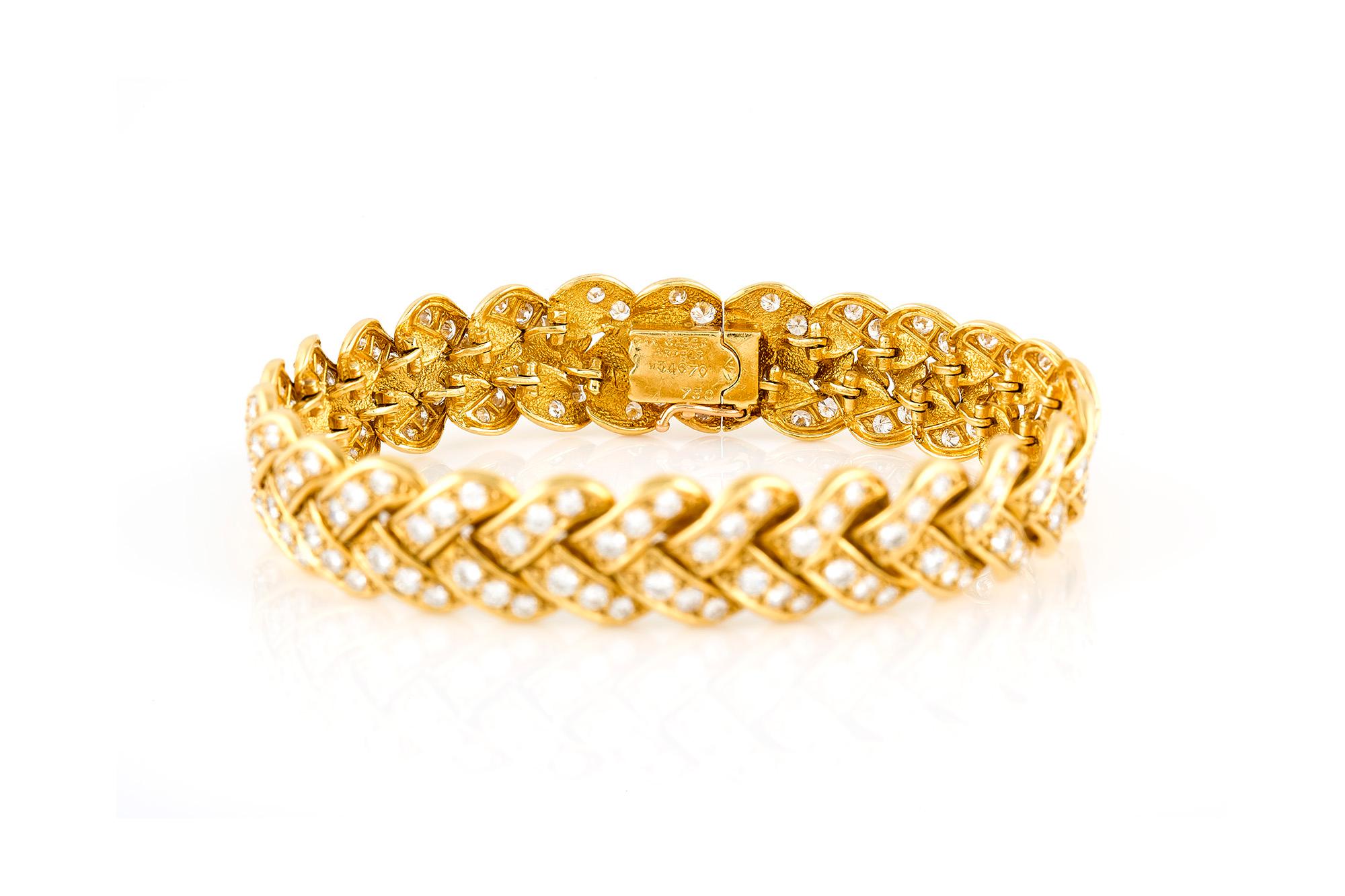Bracelet, finely crafted in 18 k yellow gold with Round Brilliant cut diamonds. Signed and numbered by Van Cleef & Arpels. 6 5/8'' long and 0.5'' wide.