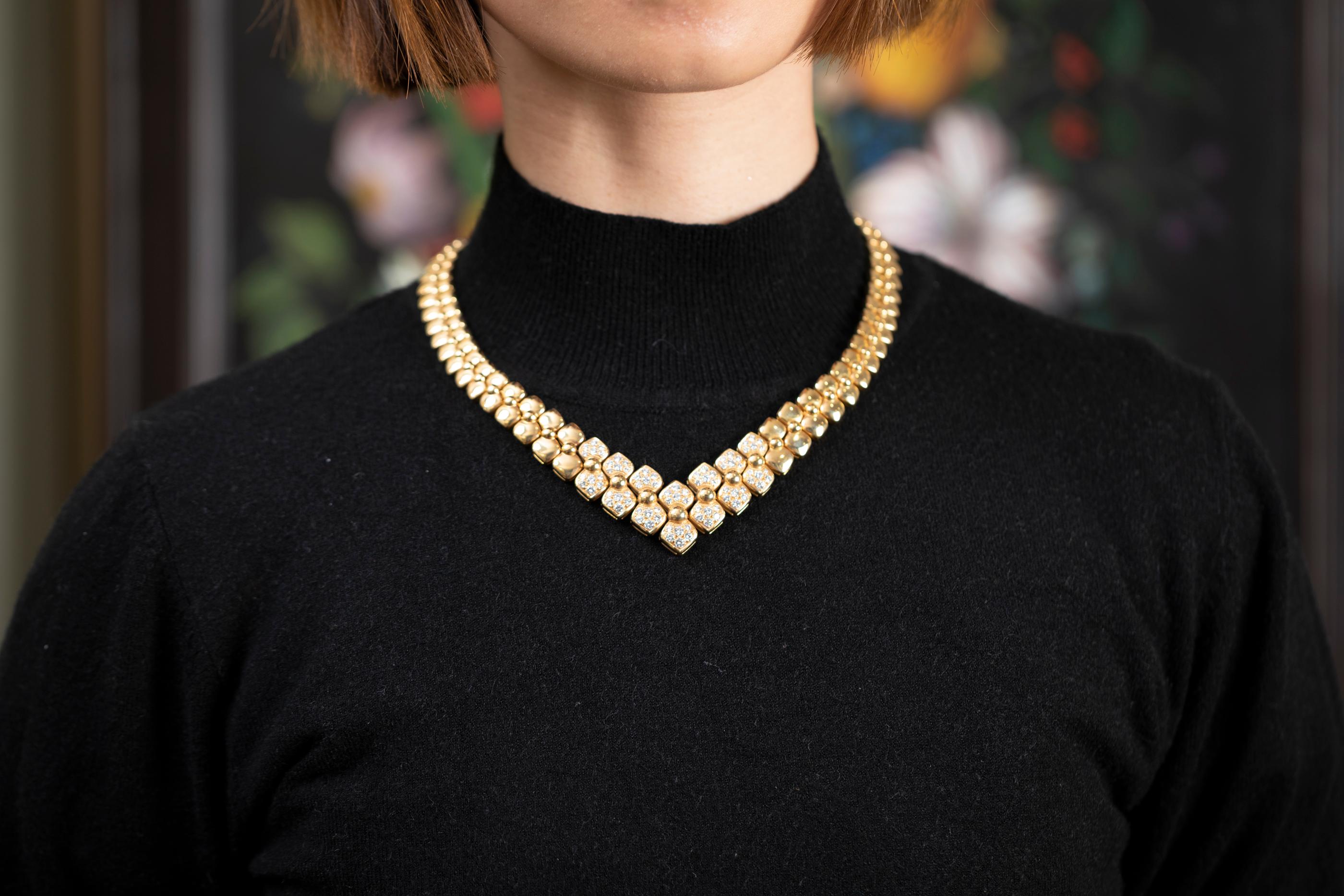 Round Cut Van Cleef & Arpels Gold and Diamonds Fashion Necklace For Sale